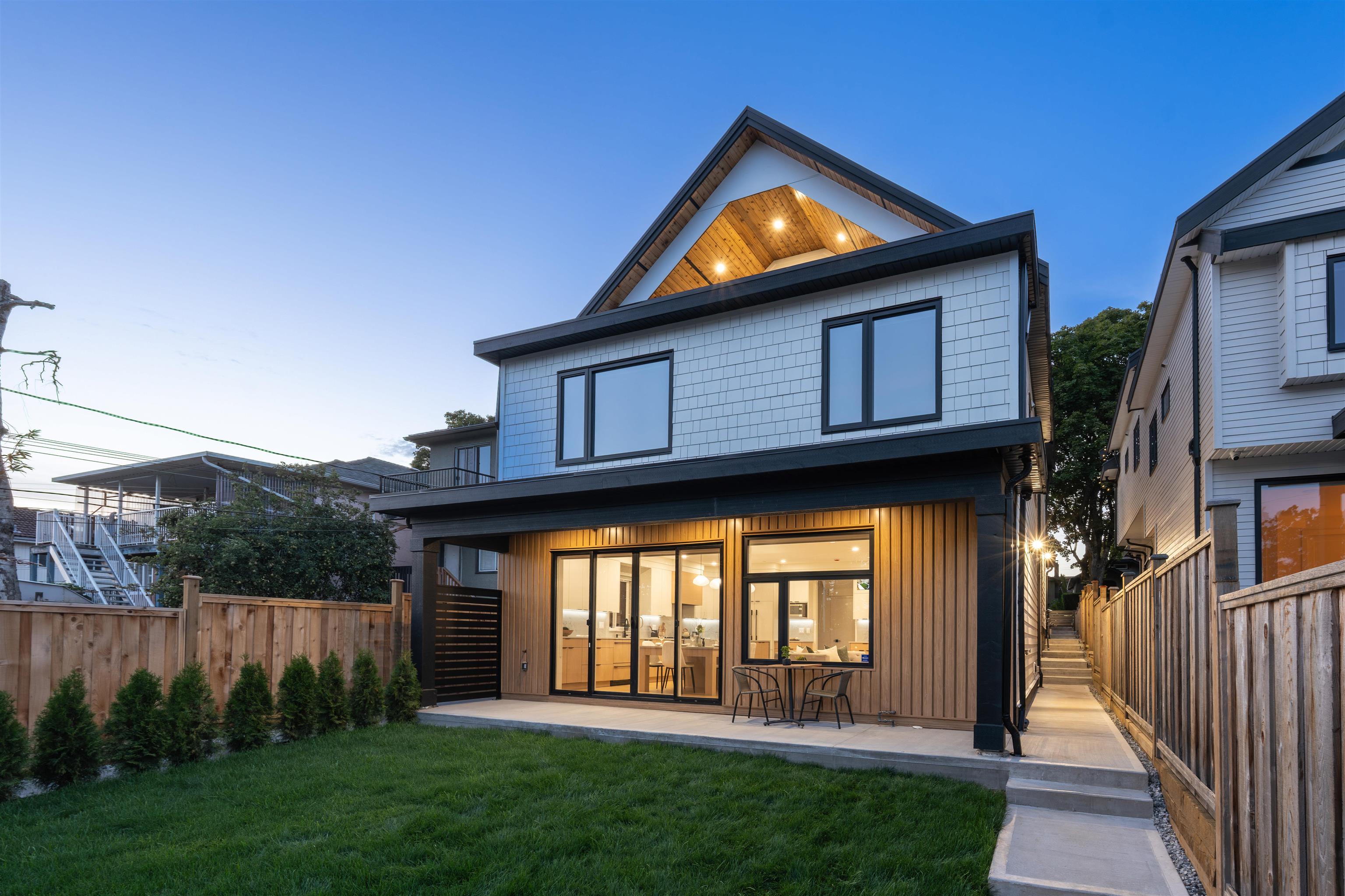 3576 East Pender Street #2, Vancouver, BC V5K 2E3