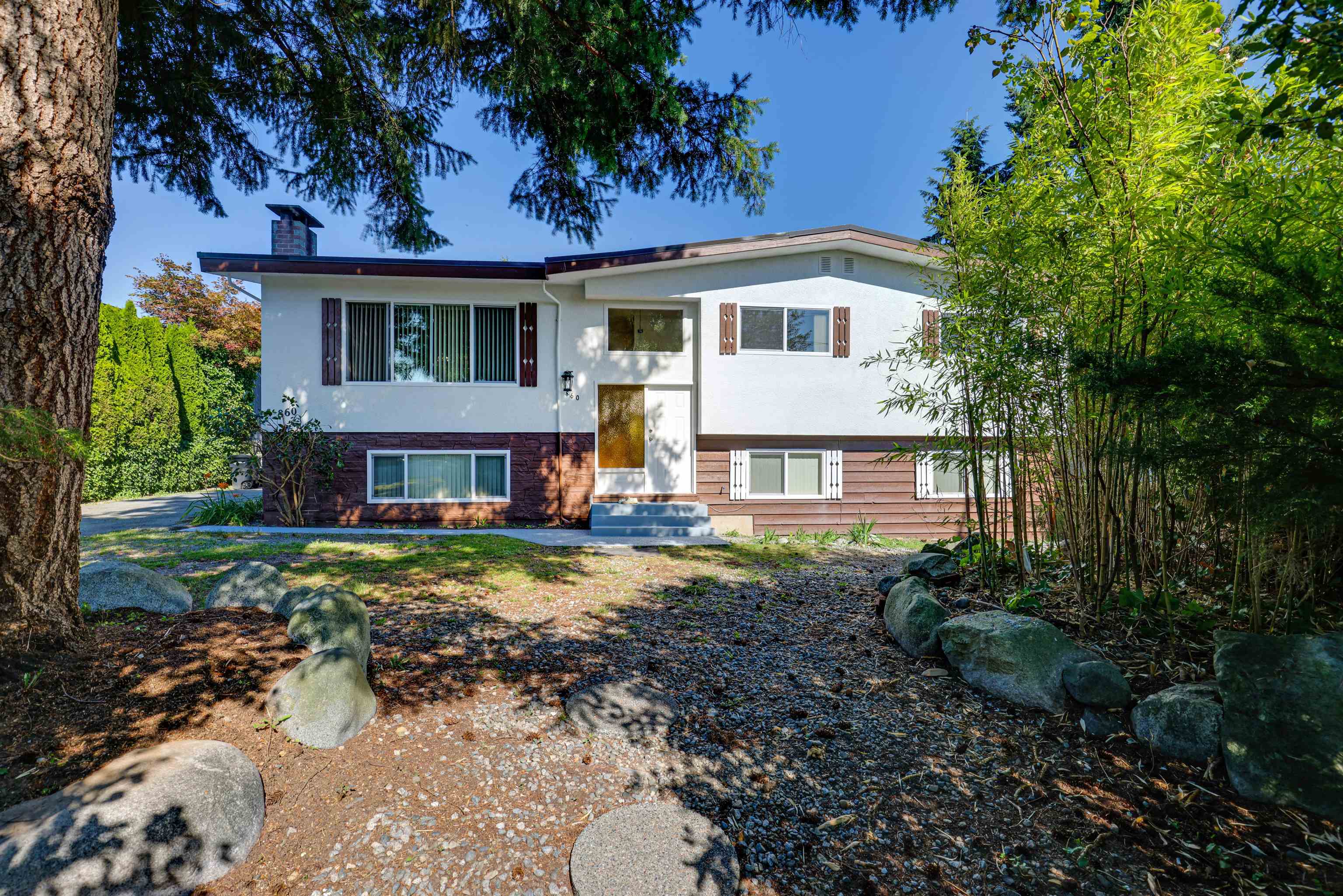 860 Howard Avenue, Burnaby, BC V5B 3R6