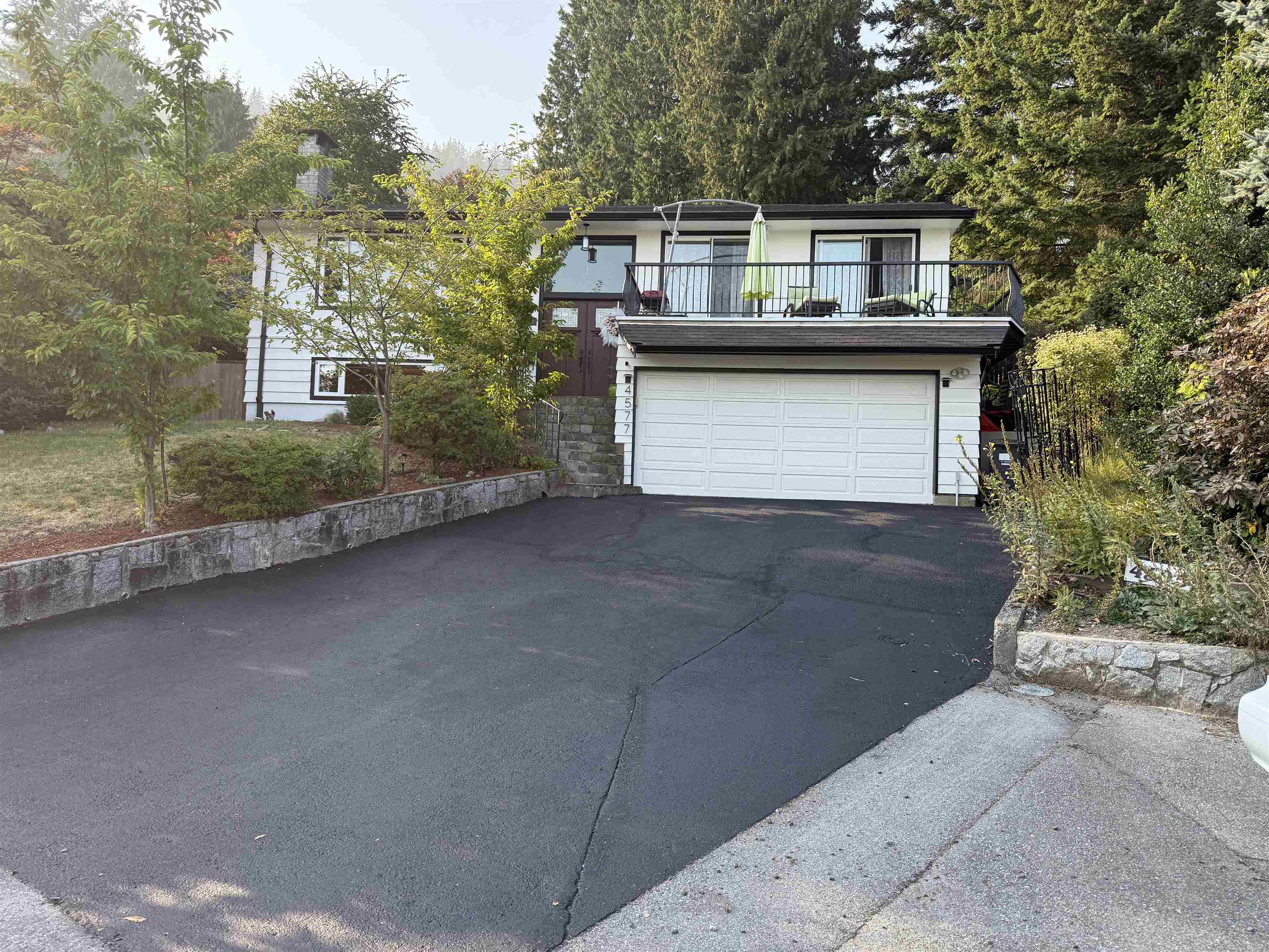 4577 Meadowbank Close, North Vancouver, BC V7K 2L1