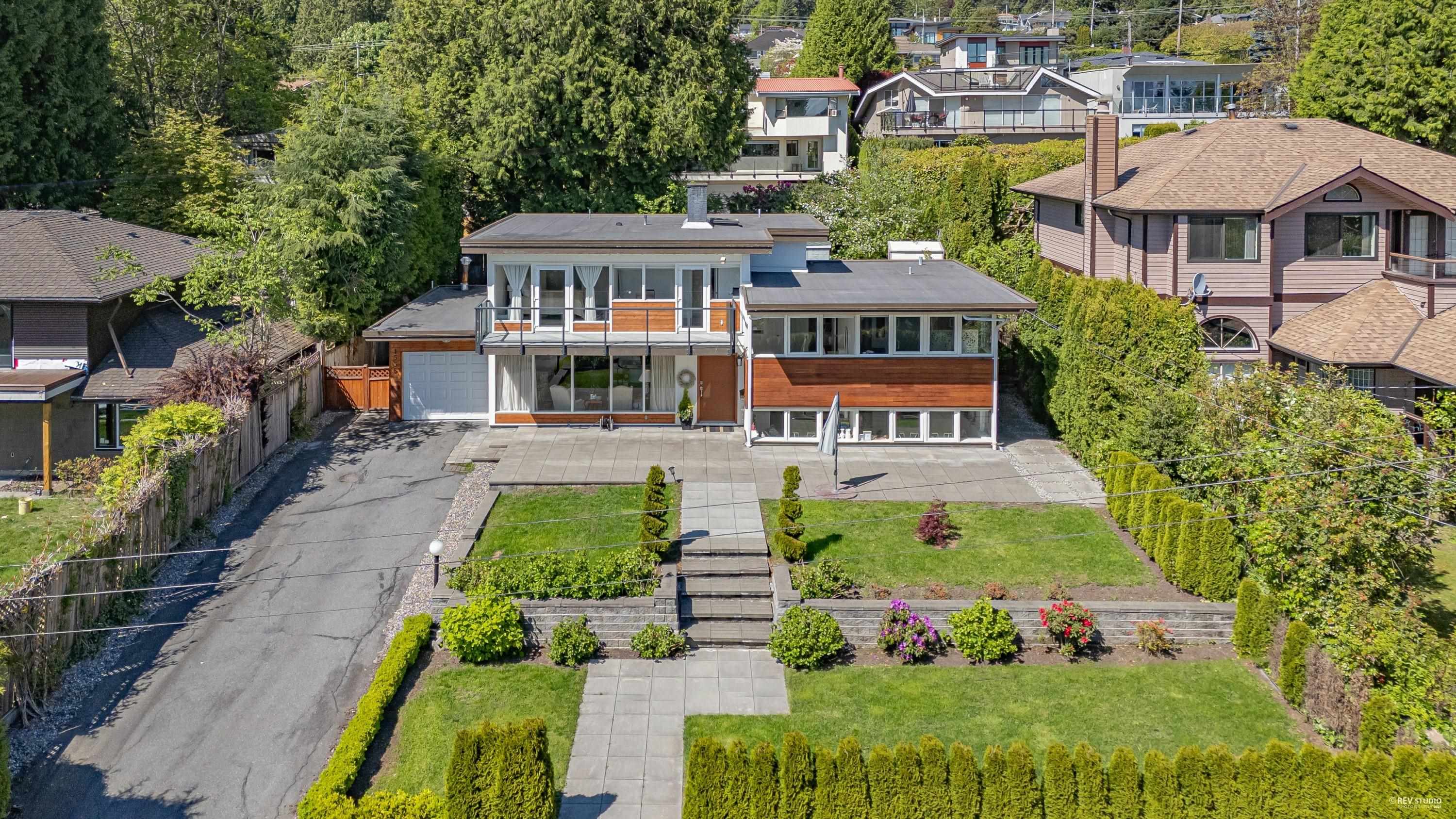 1555 Lawson Avenue, West Vancouver, BC V7V 2C8