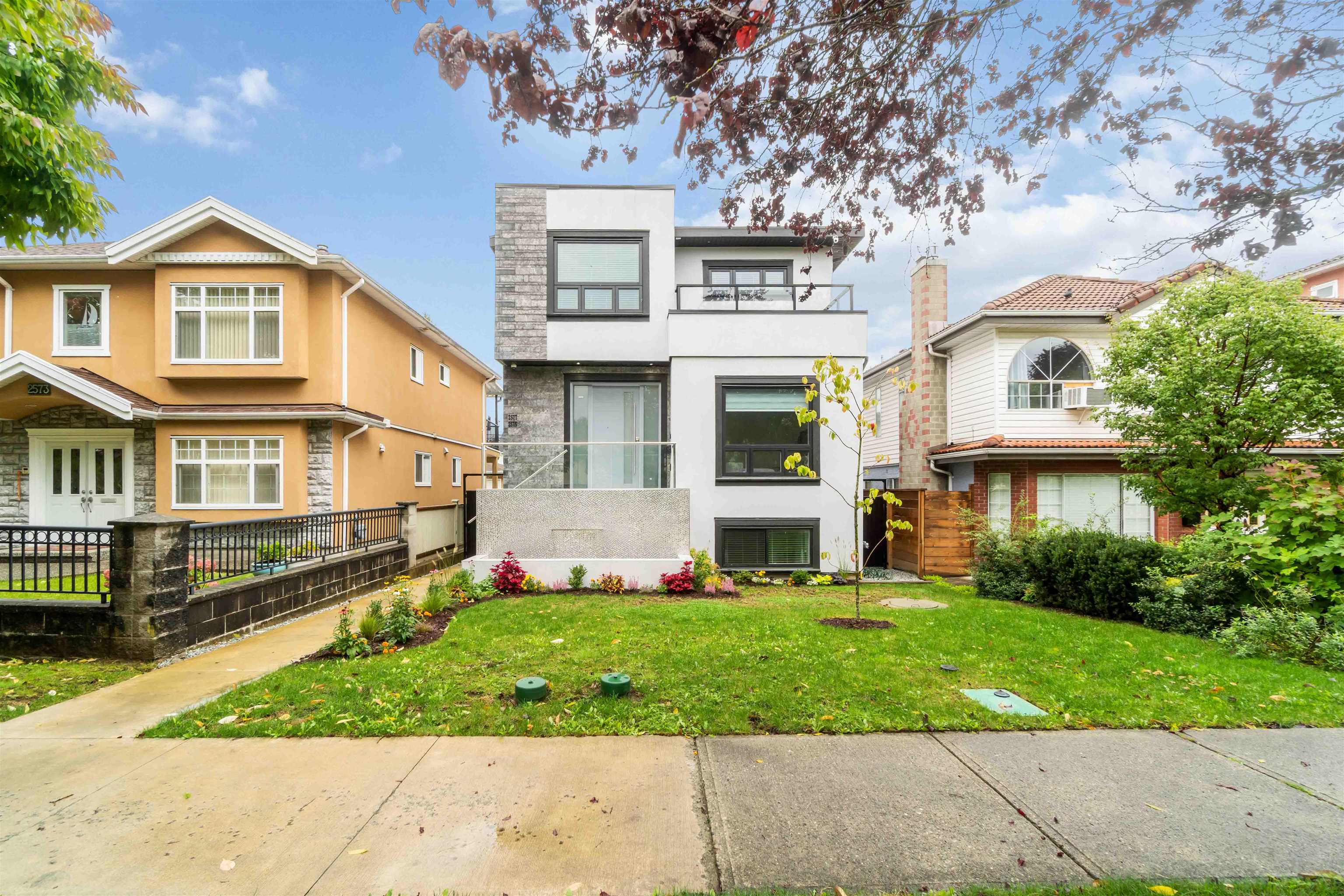2577 Parker Street, Vancouver, BC V5K 2T2