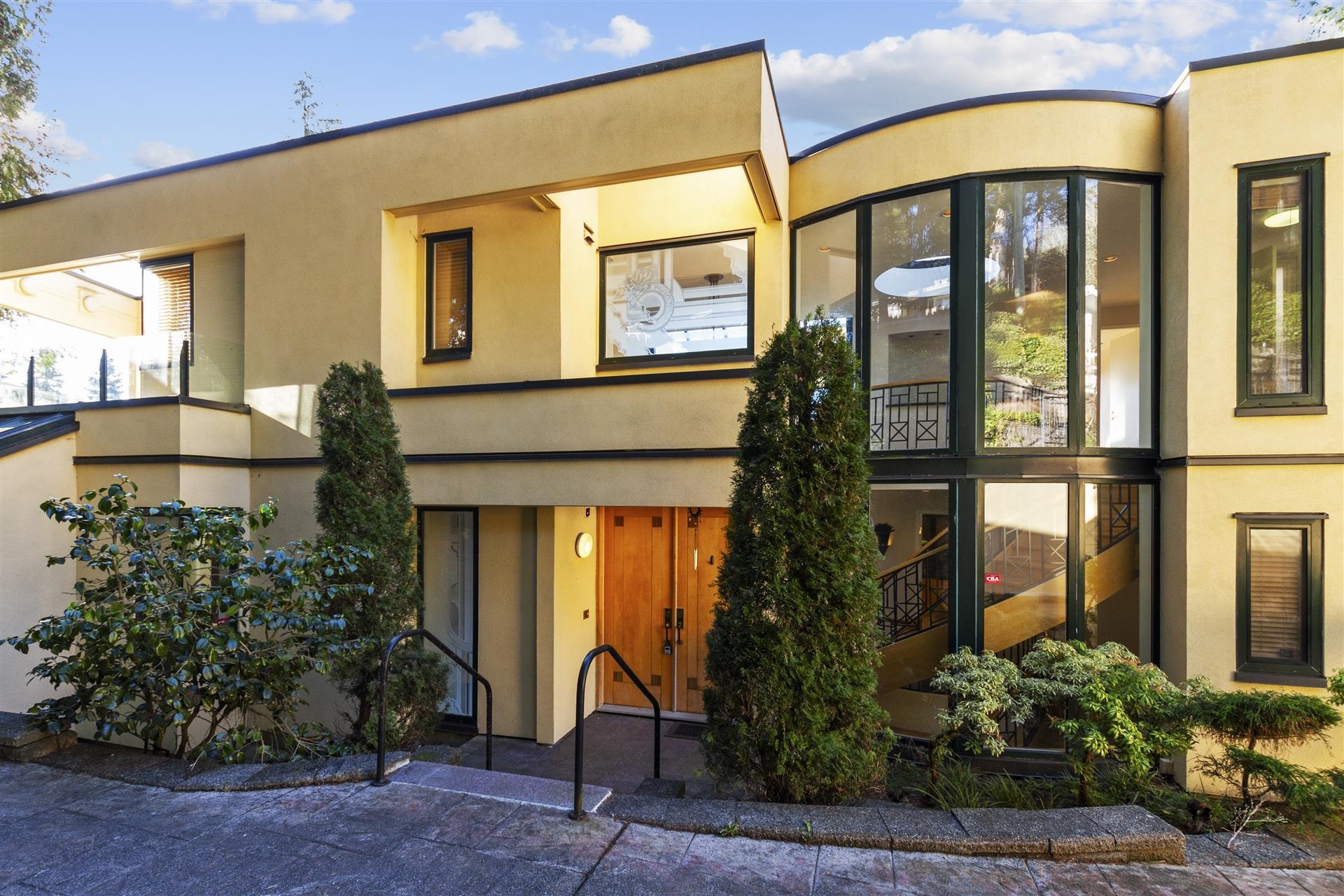 2780 Rosebery Avenue, West Vancouver, BC V7V 3A2
