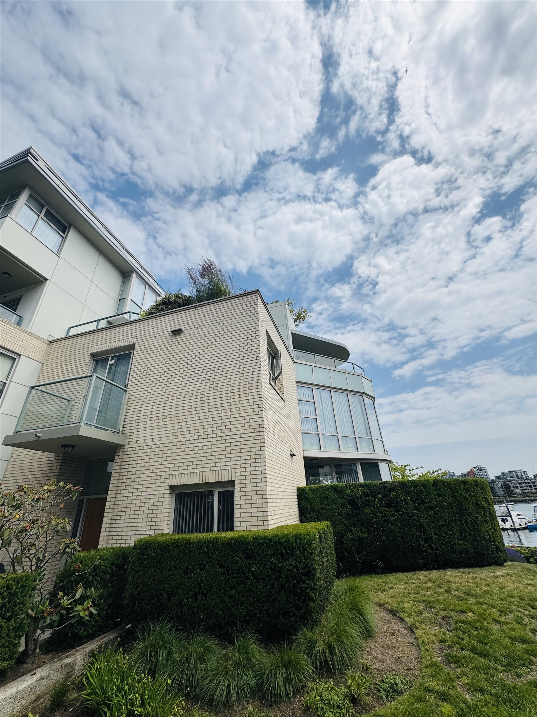 1228 Marinaside Crescent #122, Vancouver, BC V6Z 2W4