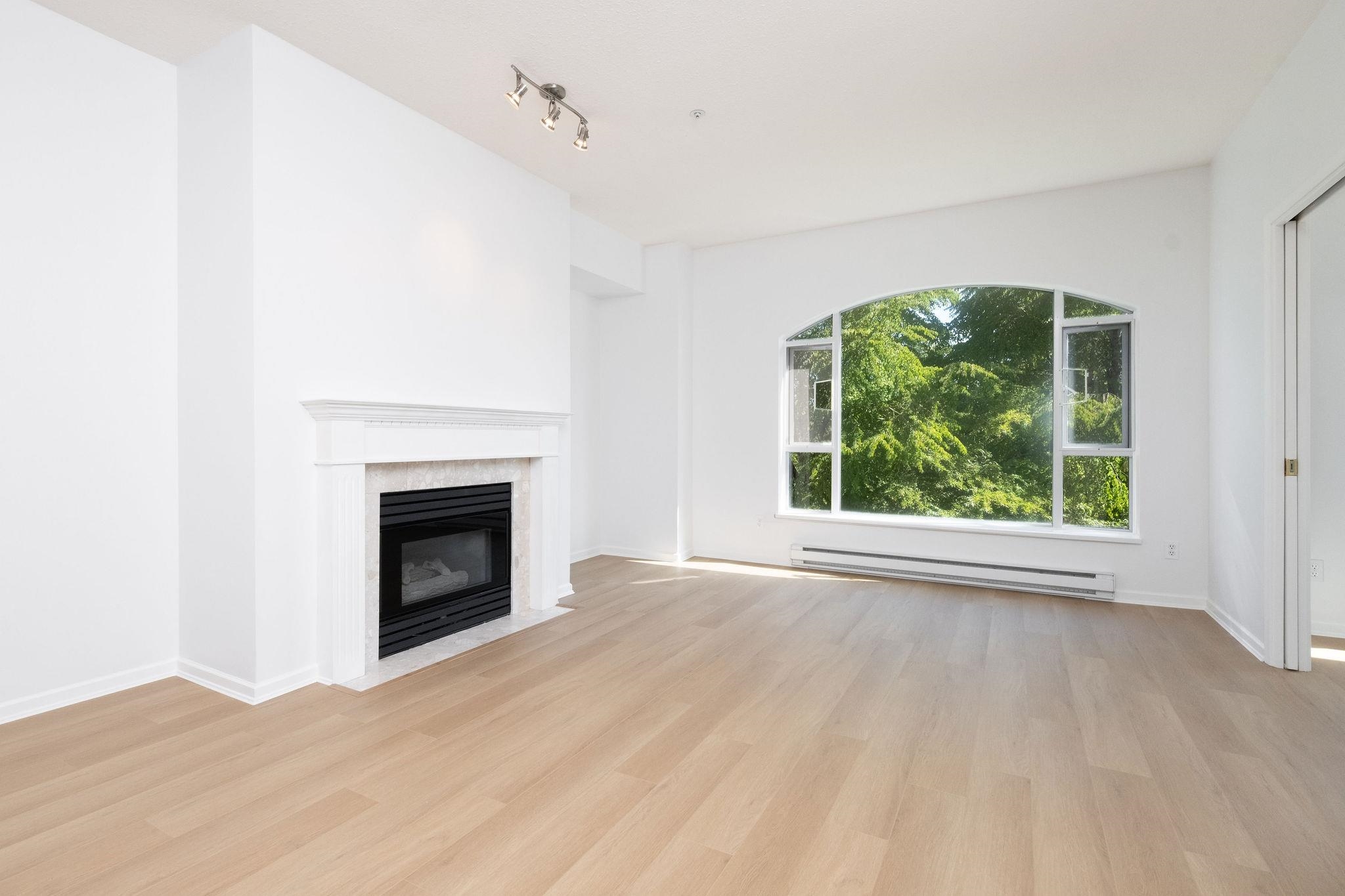 5262 Oakmount Crescent #208, Burnaby, BC V5H 4R7