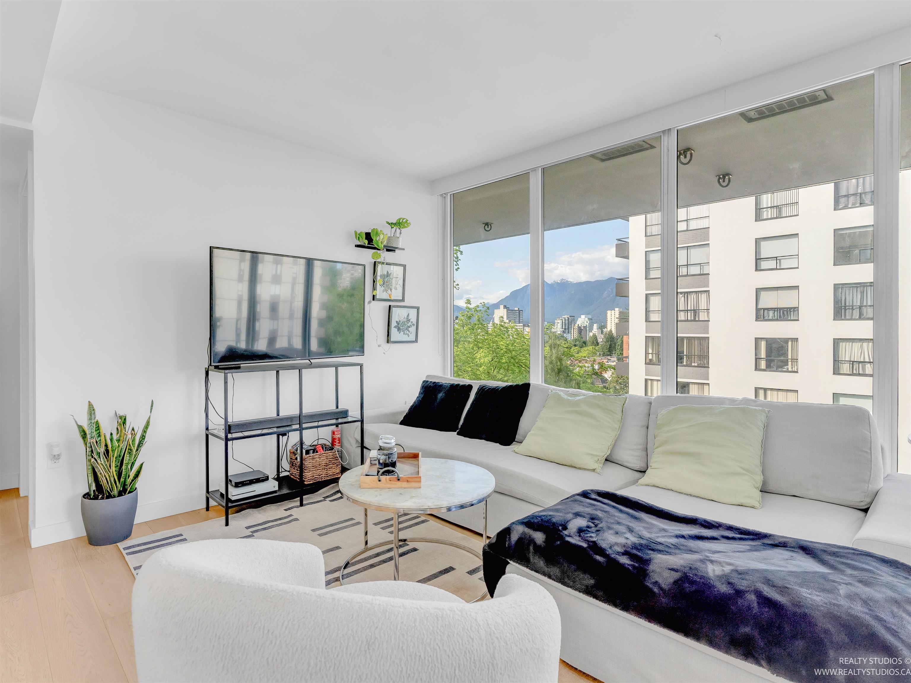 1180 Broughton Street #605, Vancouver, BC V6G 2B1