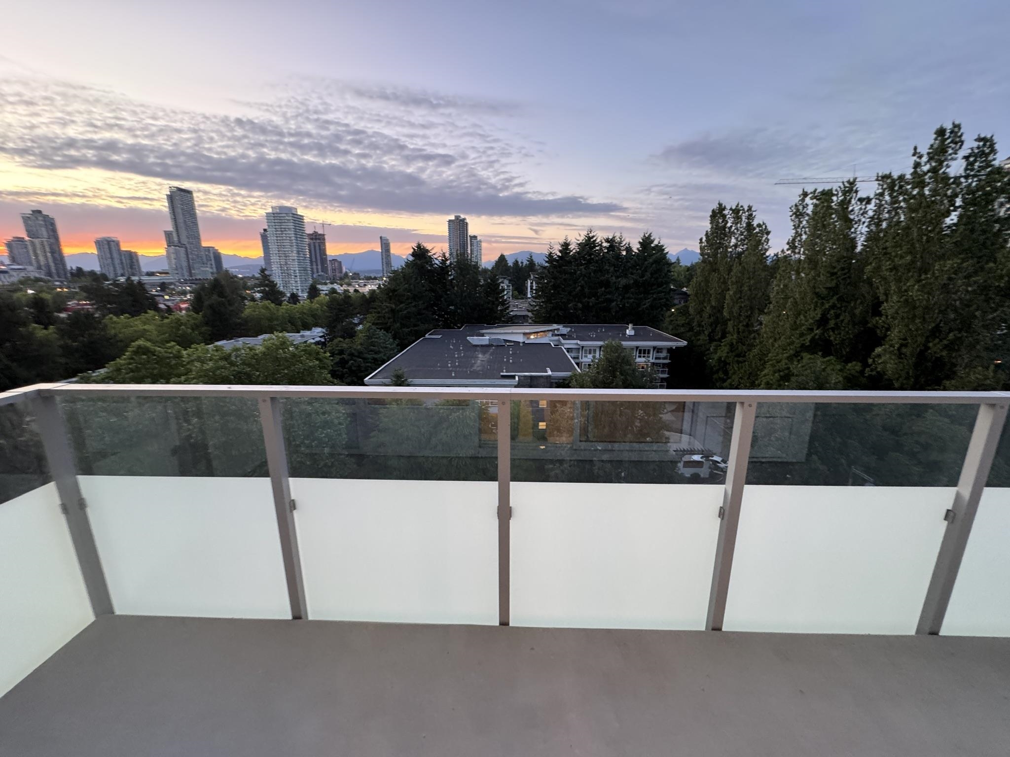 13778 100 Ave #1002, Surrey, BC V3T 0V3