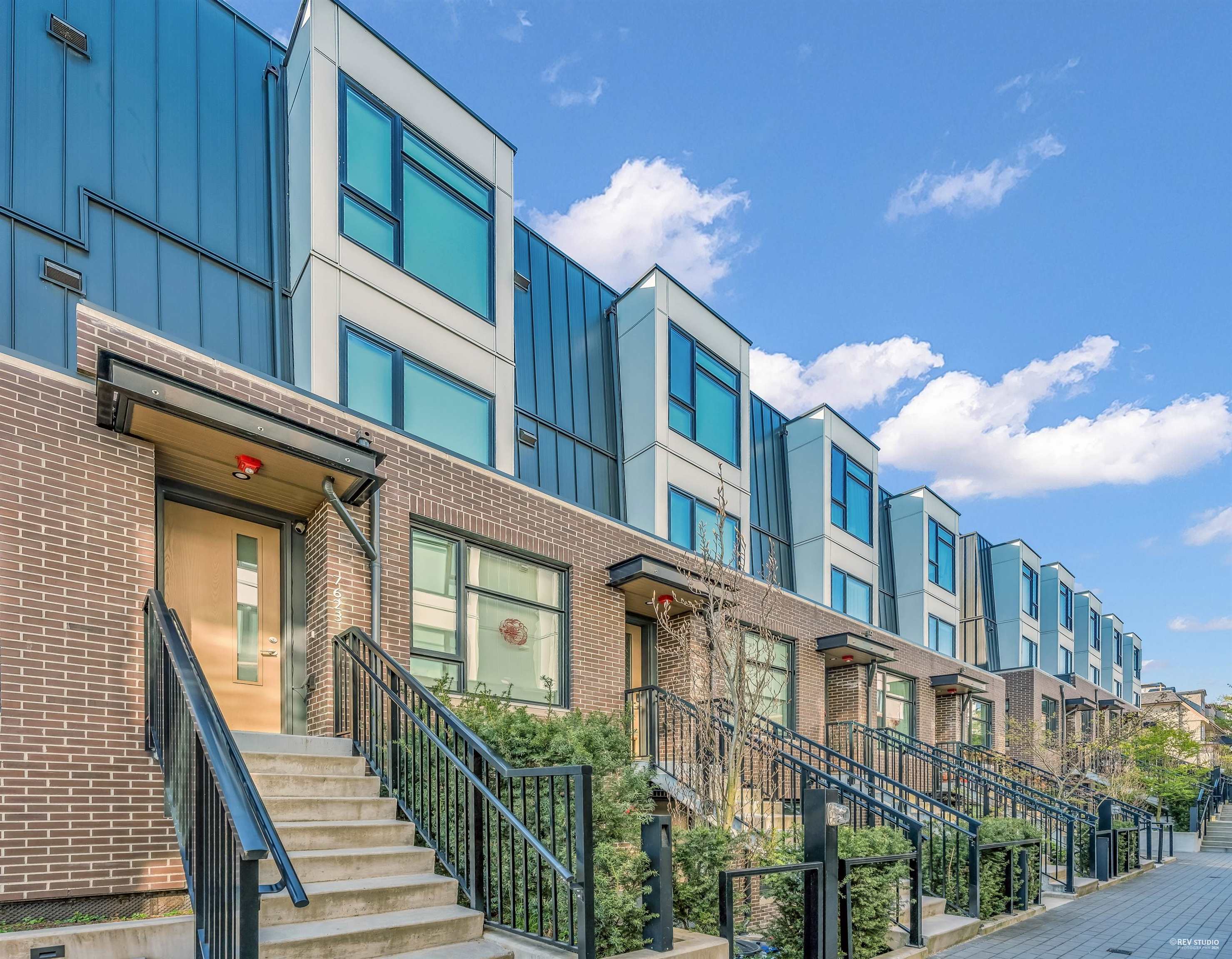 7623 Yukon Street, Vancouver, BC V5X 2Y4