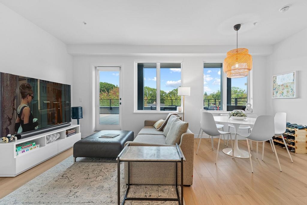 2450 Garden Dr #504, Vancouver, BC V5N 0K1