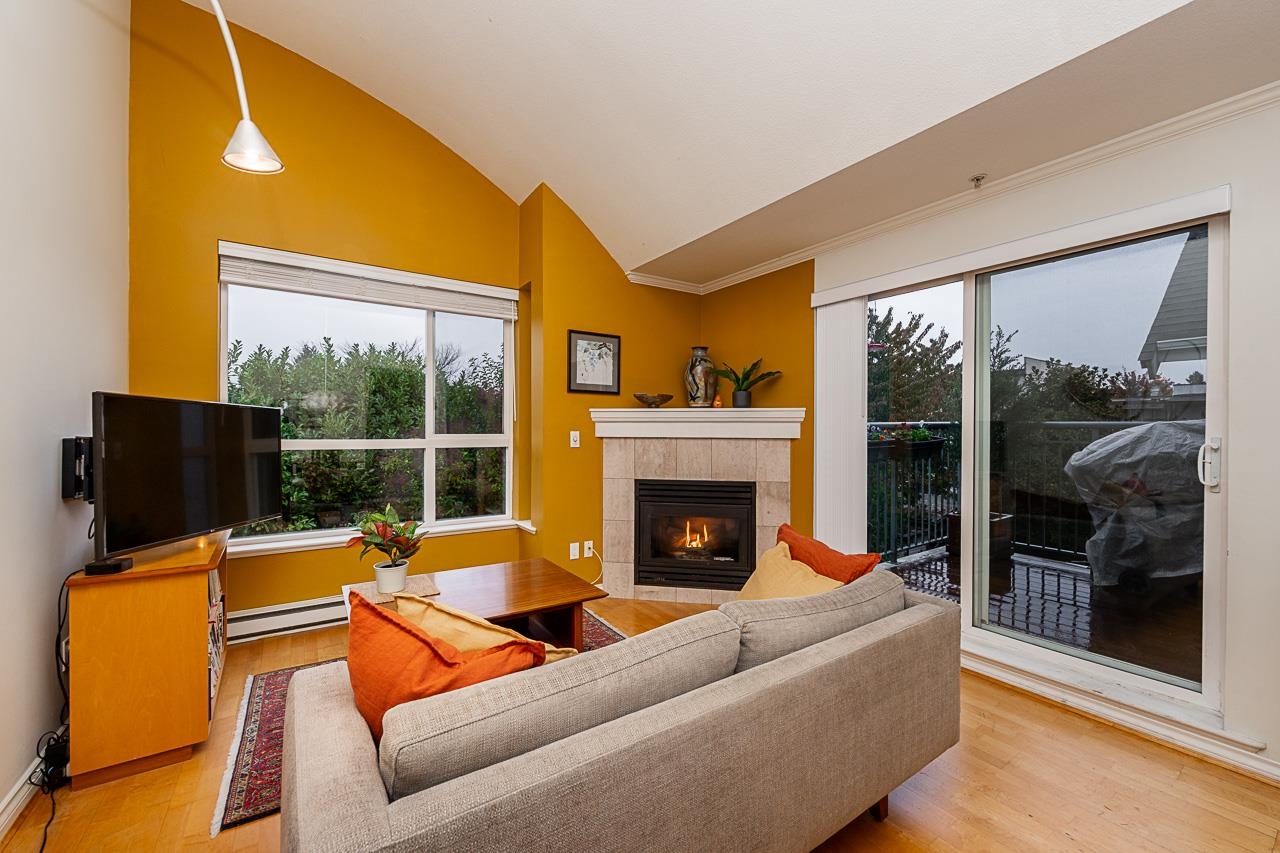 1617 Grant Street #403, Vancouver, BC V5L 2Y4