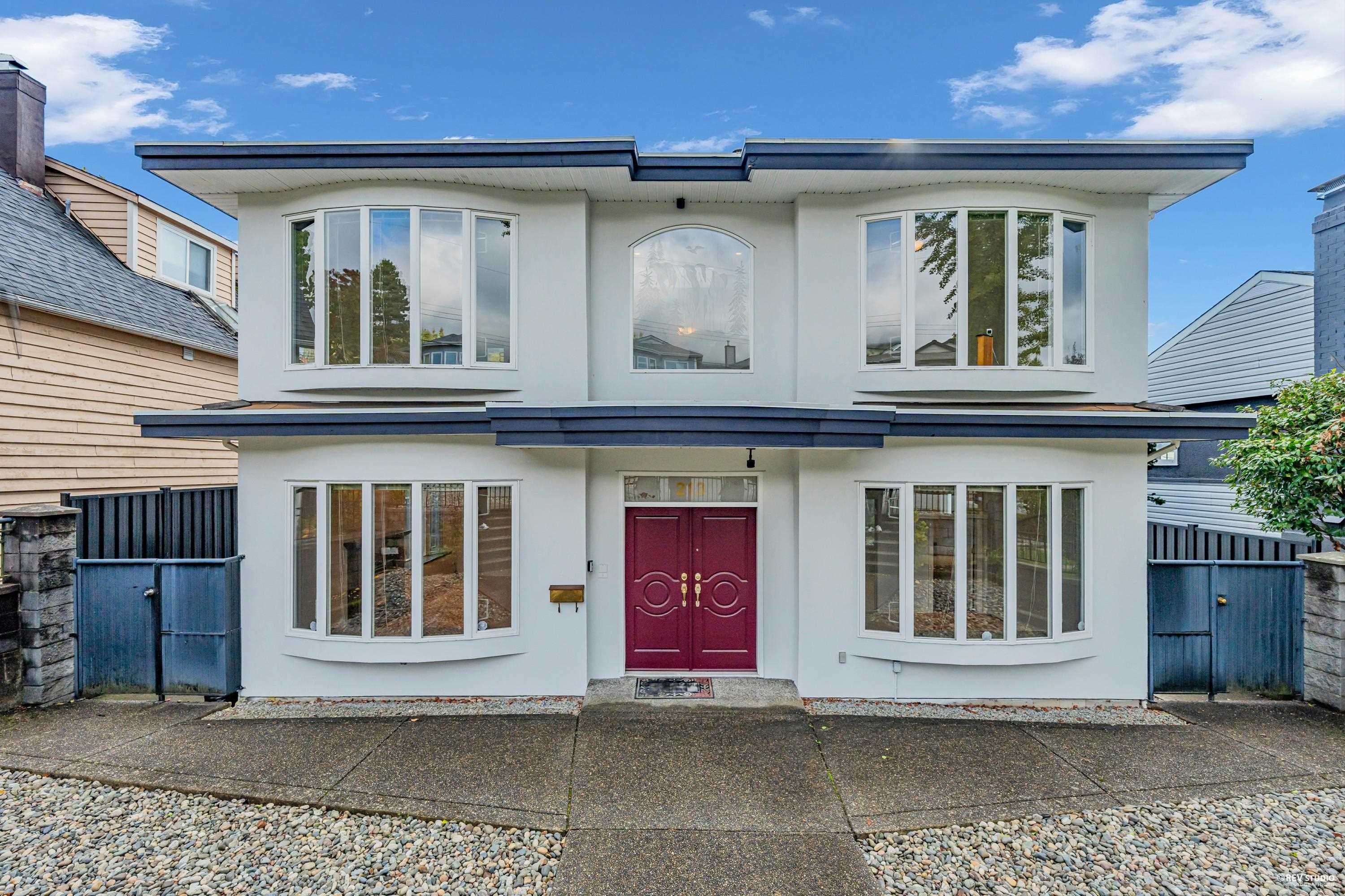 213 28th Street West, North Vancouver, BC V7N 2H9