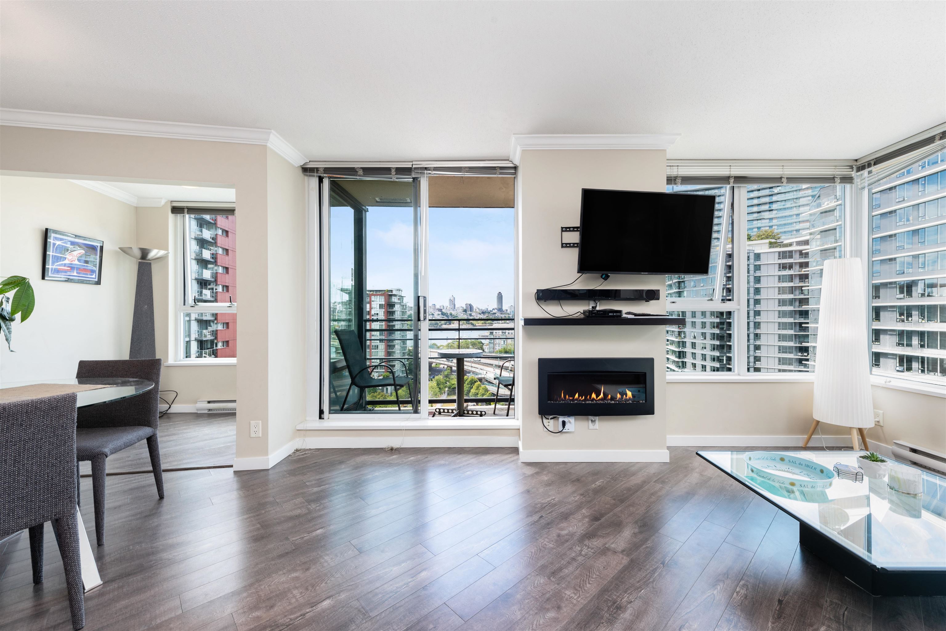 33 Smithe Street #1606, Vancouver, BC V6B 0B5