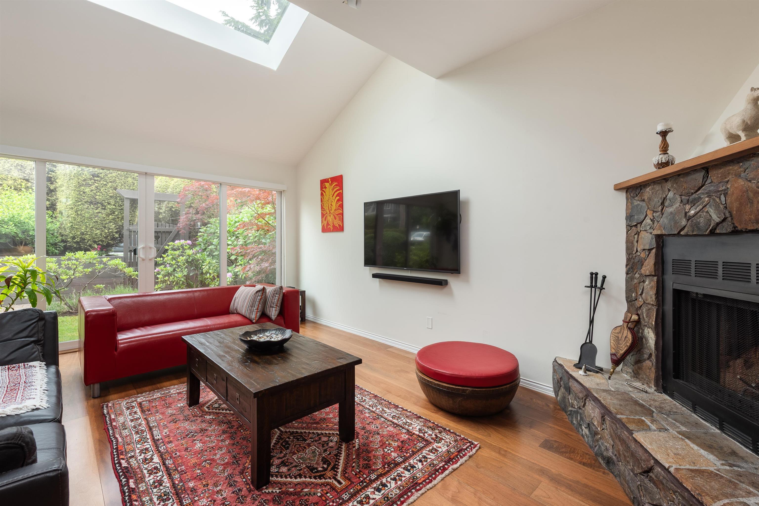 1915 Chesterfield Avenue, North Vancouver, BC V7M 2P4