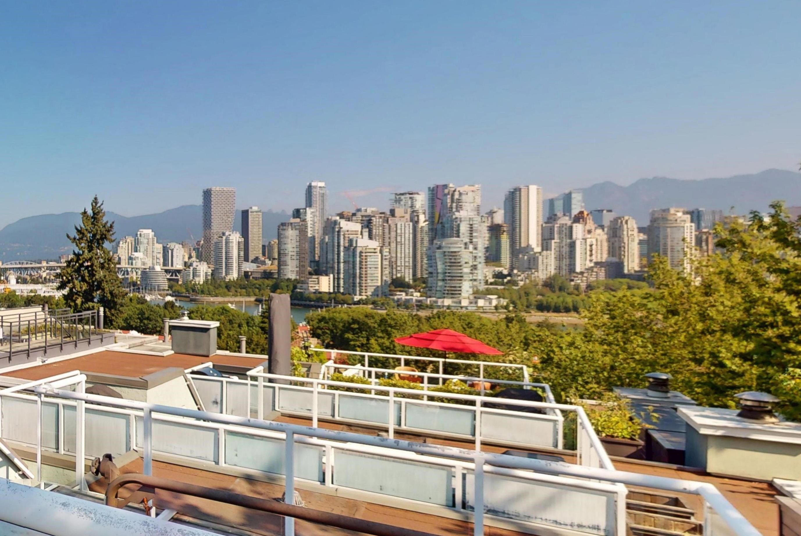 2395 Oak Street, Vancouver, BC V6H 2J8