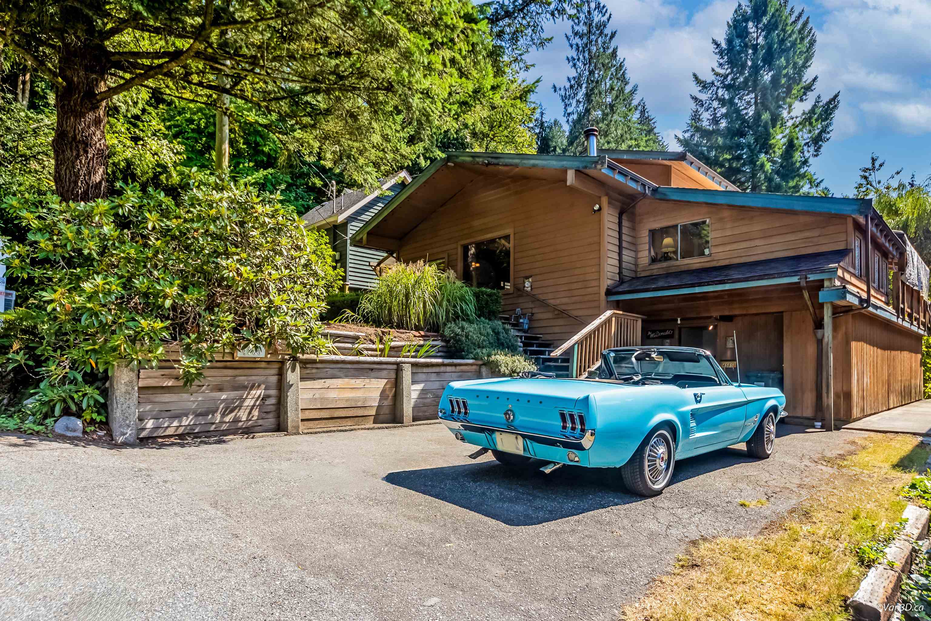 4585 Raeburn Street, North Vancouver, BC V7G 1K3