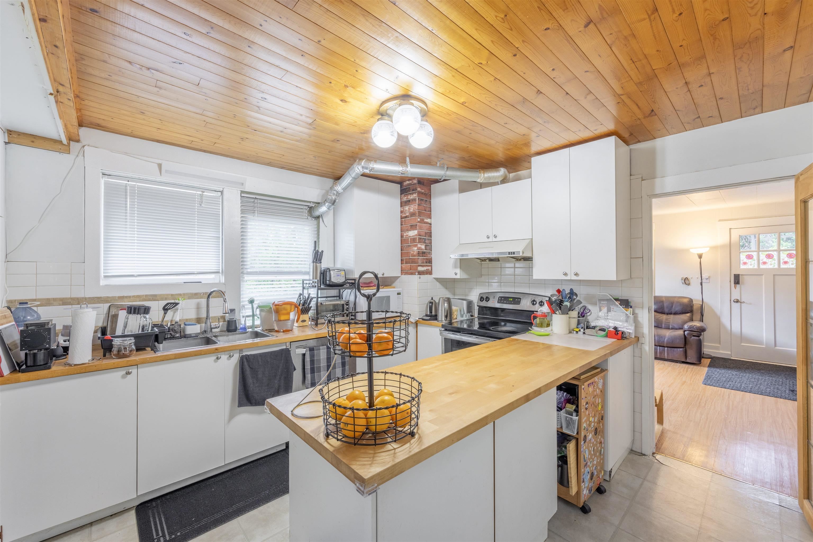634 Rochester Avenue, Coquitlam, BC V3K 2V7