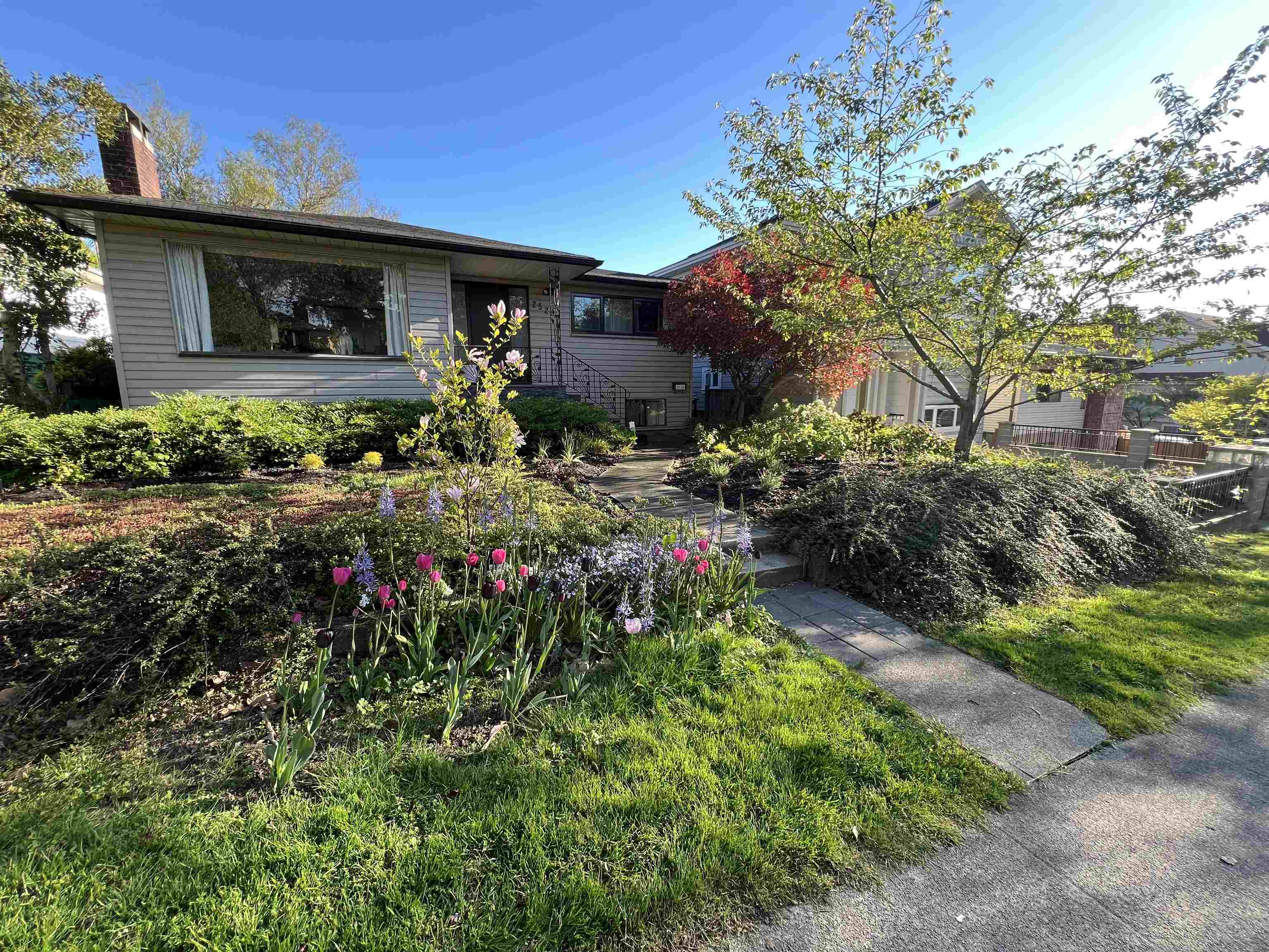 2520 East 8th Avenue, Vancouver, BC V5M 1W2