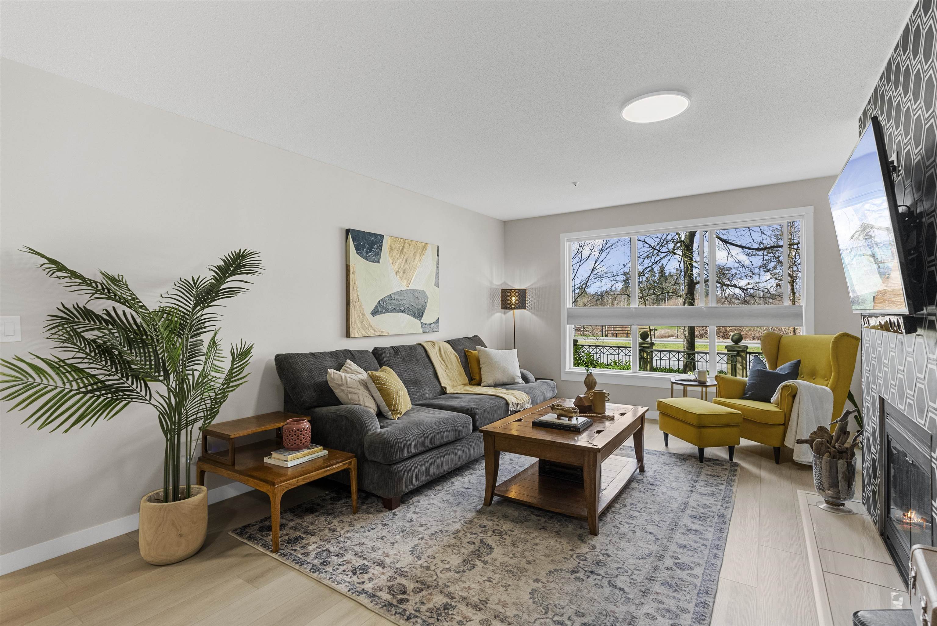 13860 70 Avenue #210, Surrey, BC V3W 0S1