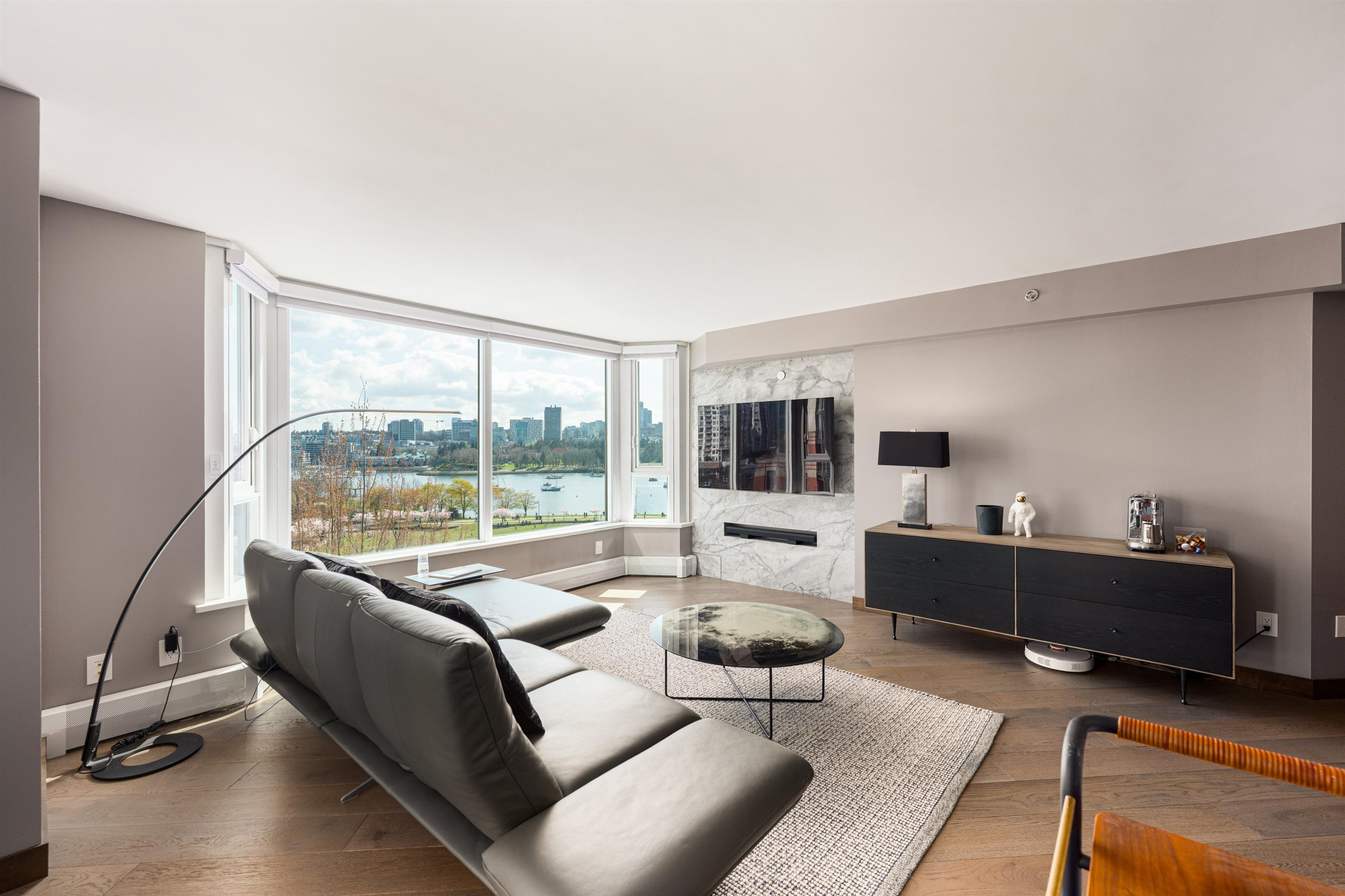 388 Drake Street #805, Vancouver, BC V6B 6A8