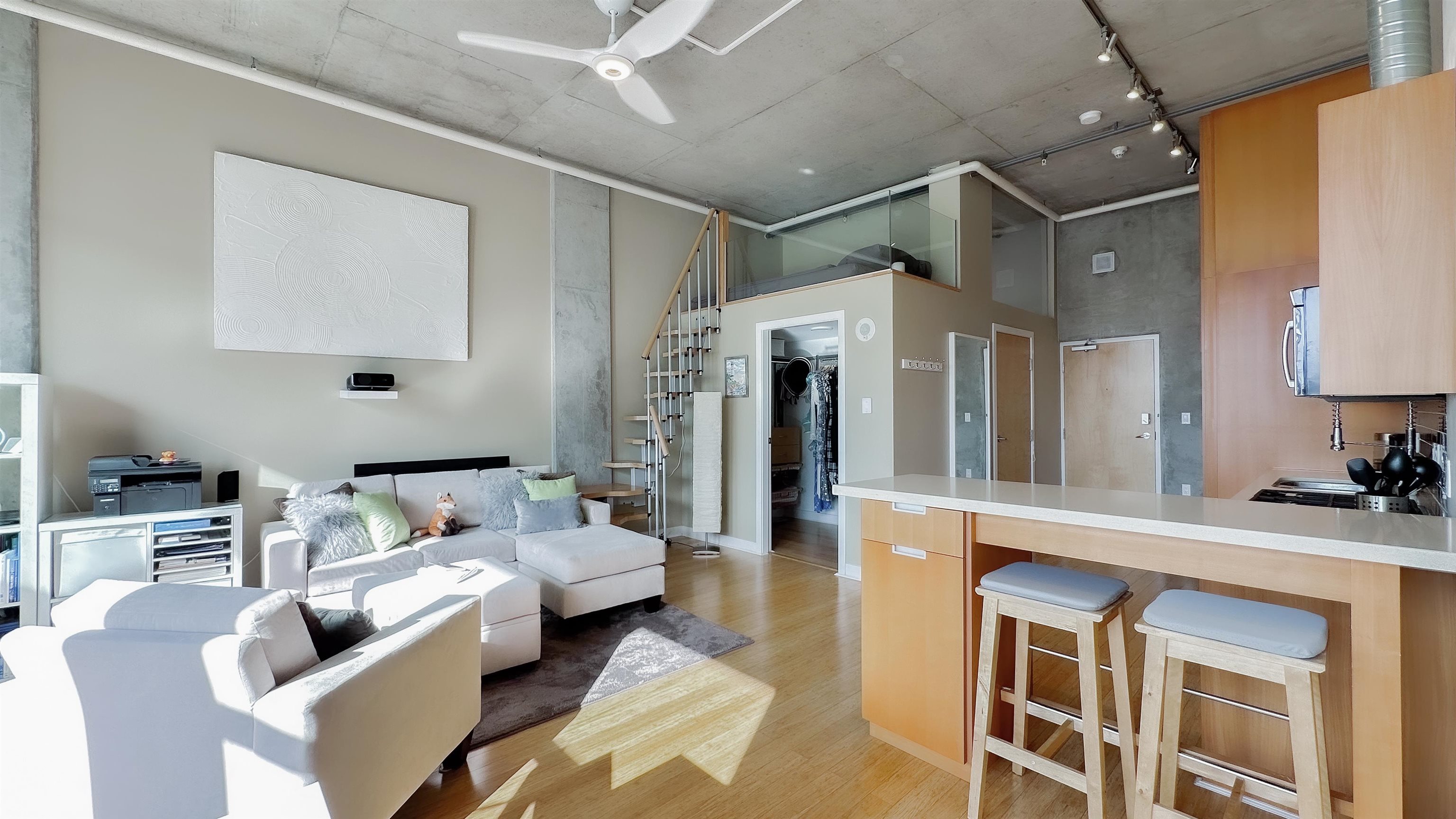 495 West 6th Avenue #304, Vancouver, BC V5Y 1L3