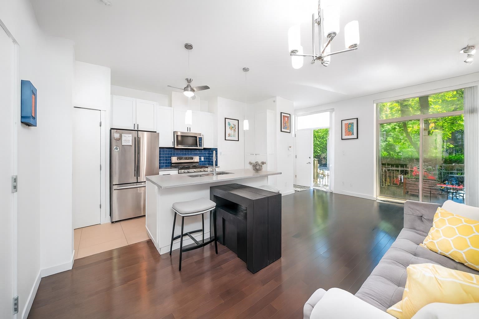 983 Richards Street, Vancouver, BC V6B 3B6