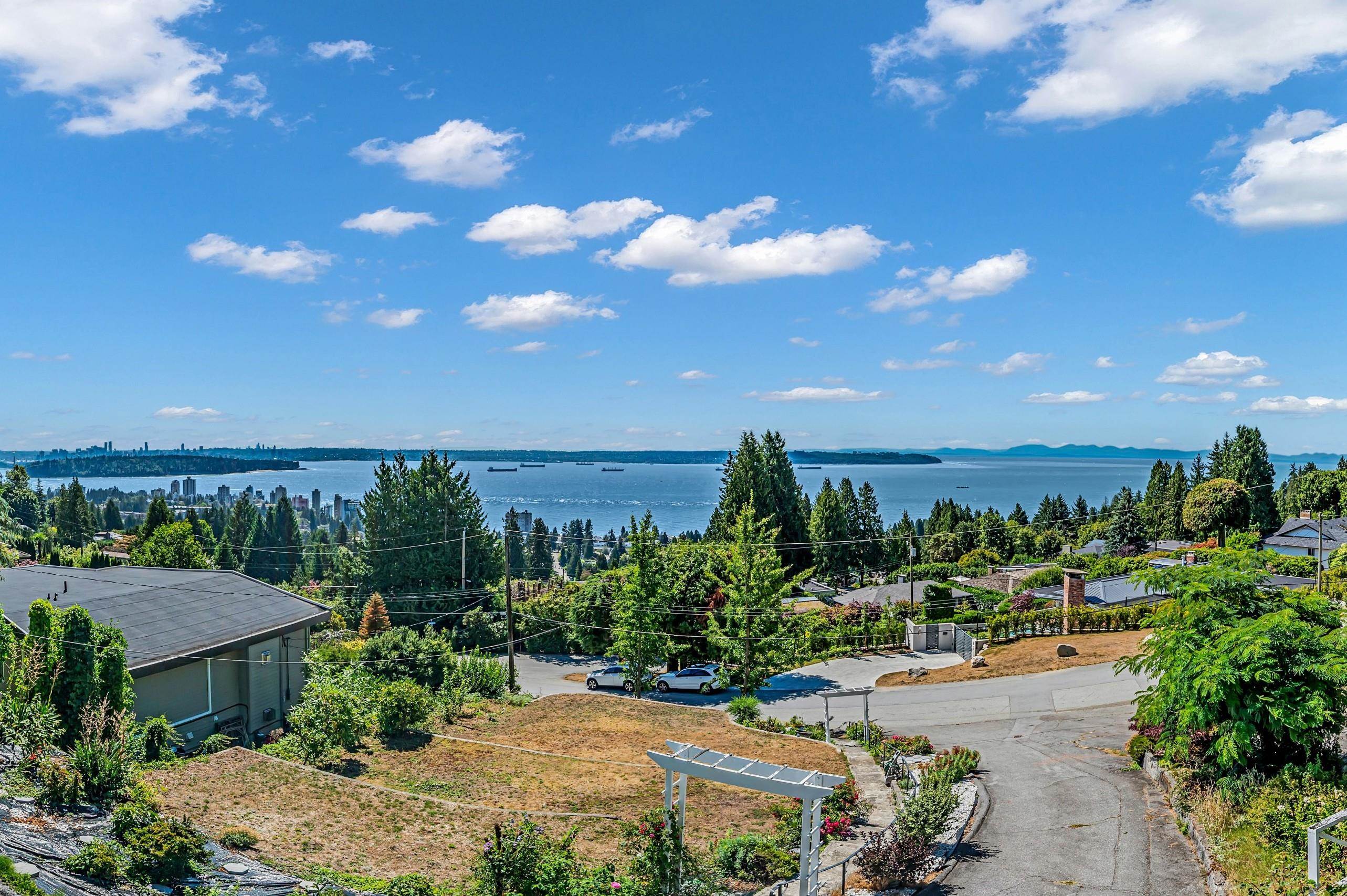 2030 2030 Russet Way, West Vancouver, BC V7V 3B4