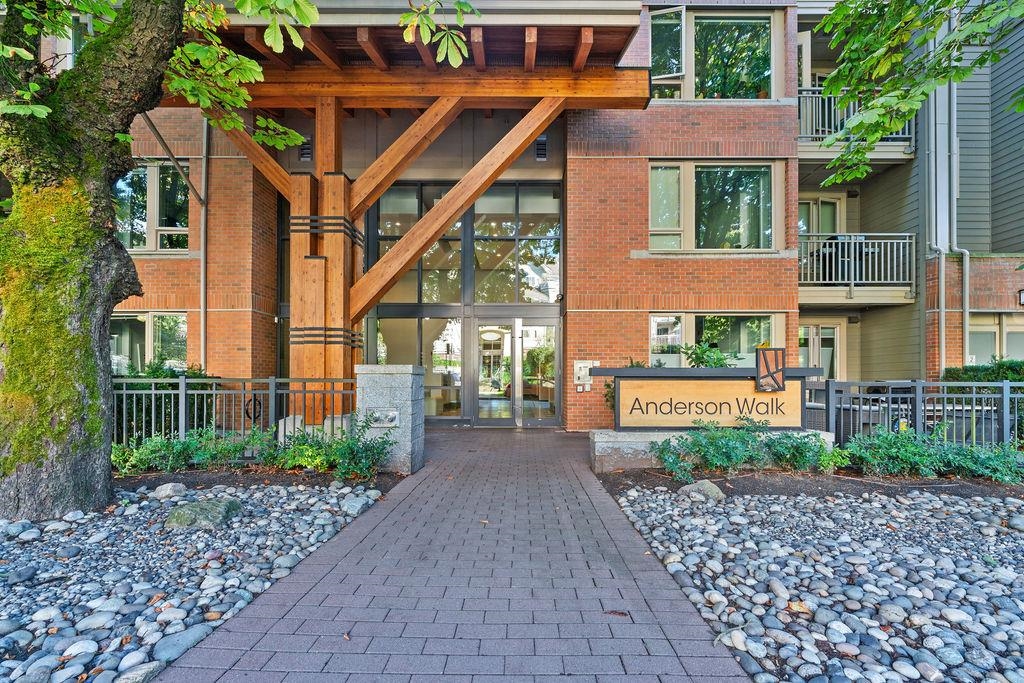 119 119 W 22nd Street, North Vancouver, BC V7M 0B4