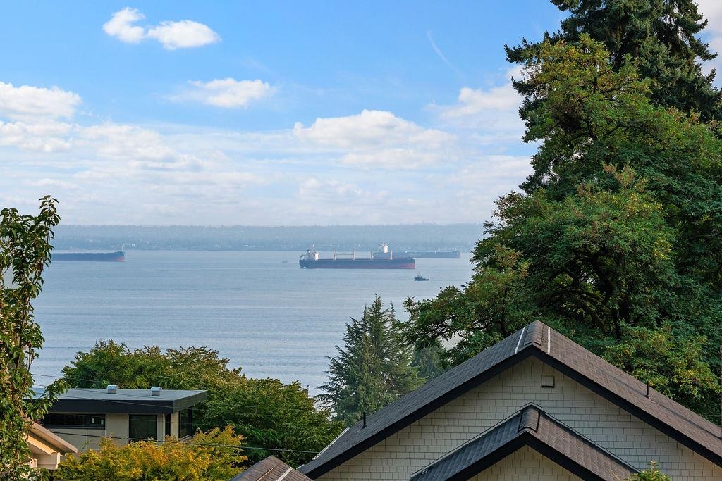 2758 Nelson Avenue, West Vancouver, BC V7V 2R9