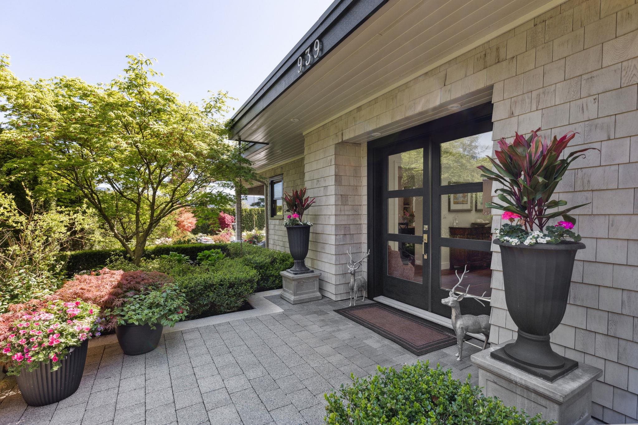 939 Friar Crescent, North Vancouver, BC V7G 1M5