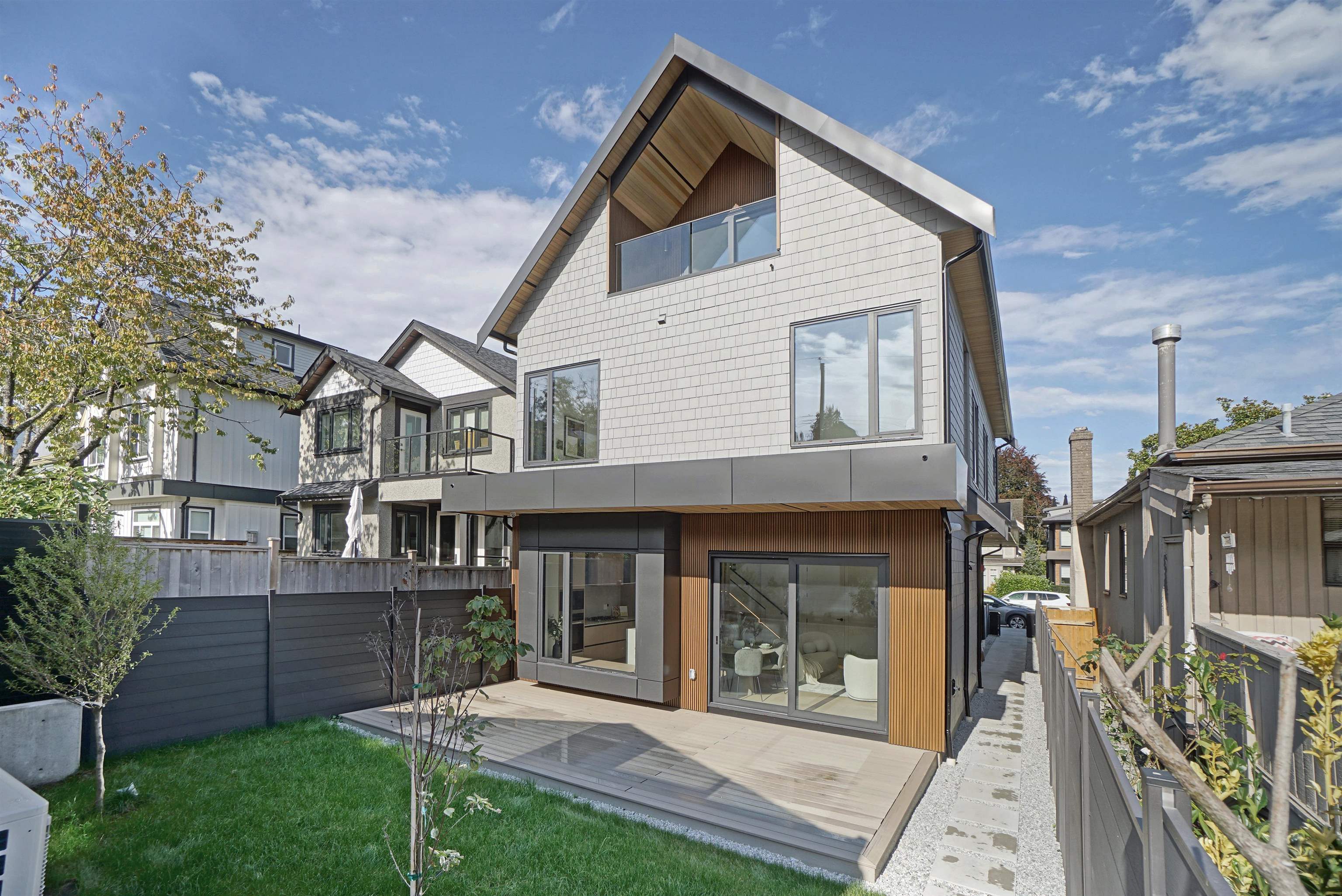 3460 West 14th Avenue #2, Vancouver, BC V6R 2W1