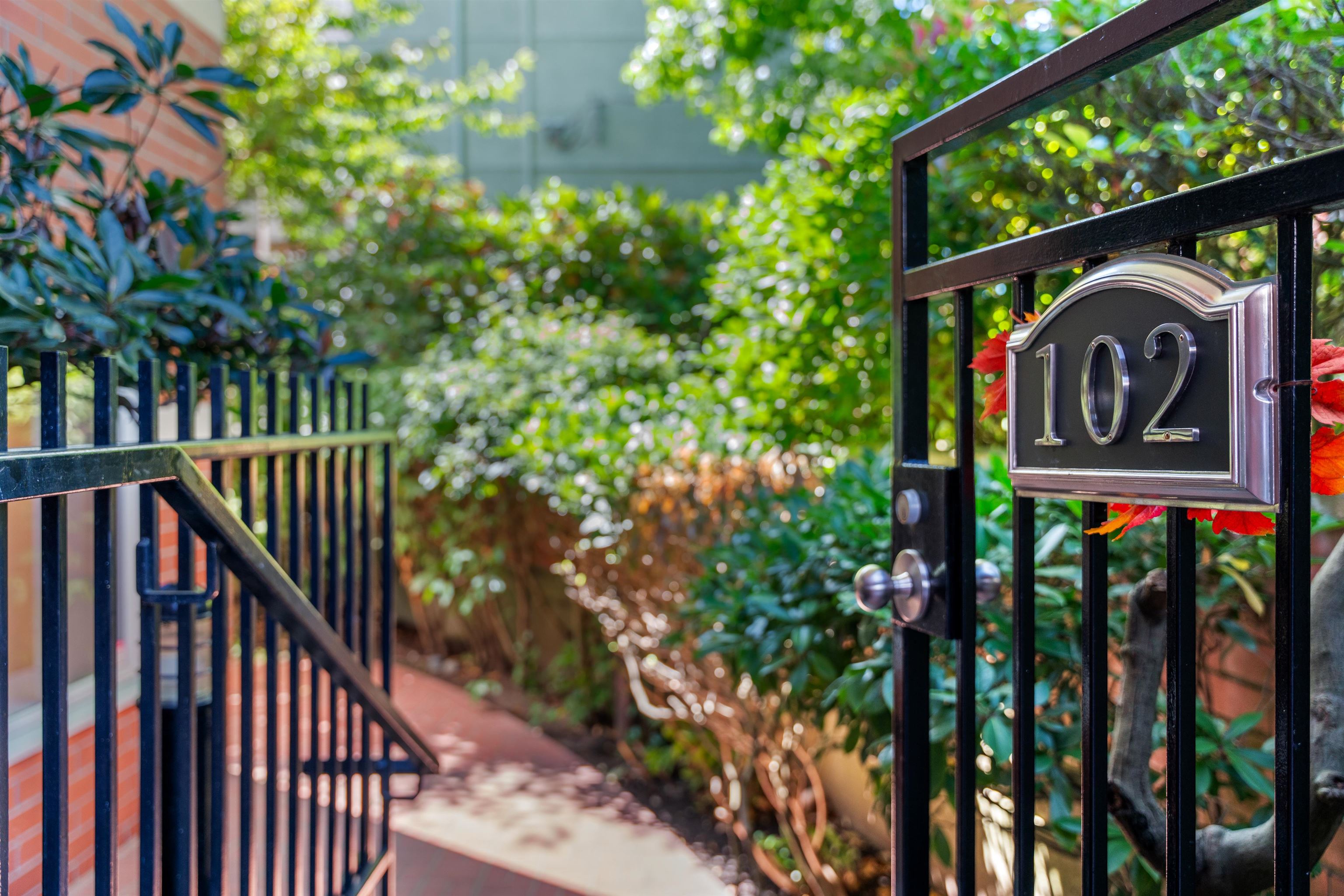 2128 West 43rd Avenue #102, Vancouver, BC V6M 2E1