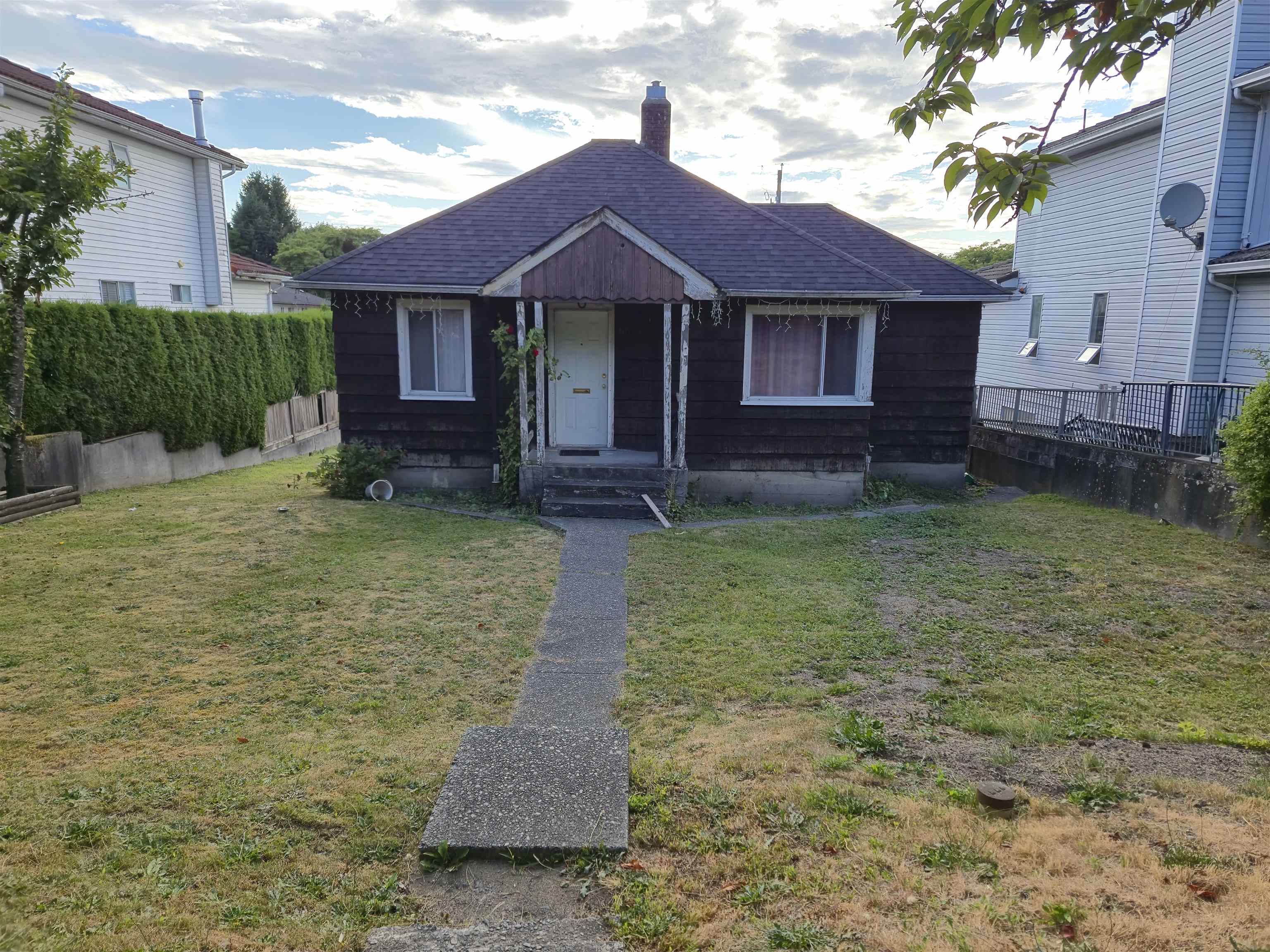 6029 Dumfries Street, Vancouver, BC V5P 3B1