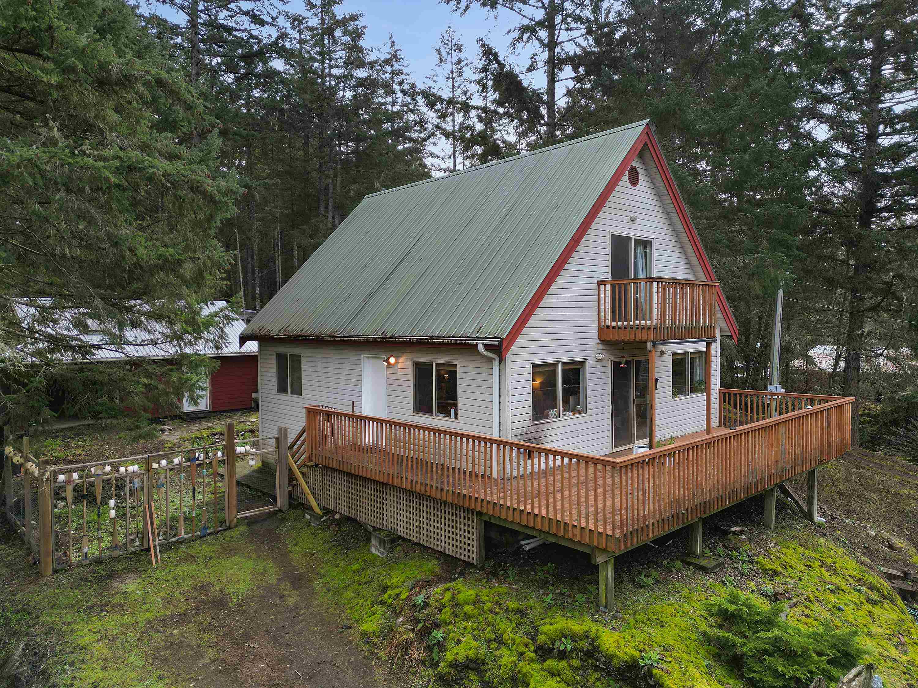 702 Charter Rd, Mayne Island, BC V0N 2J1