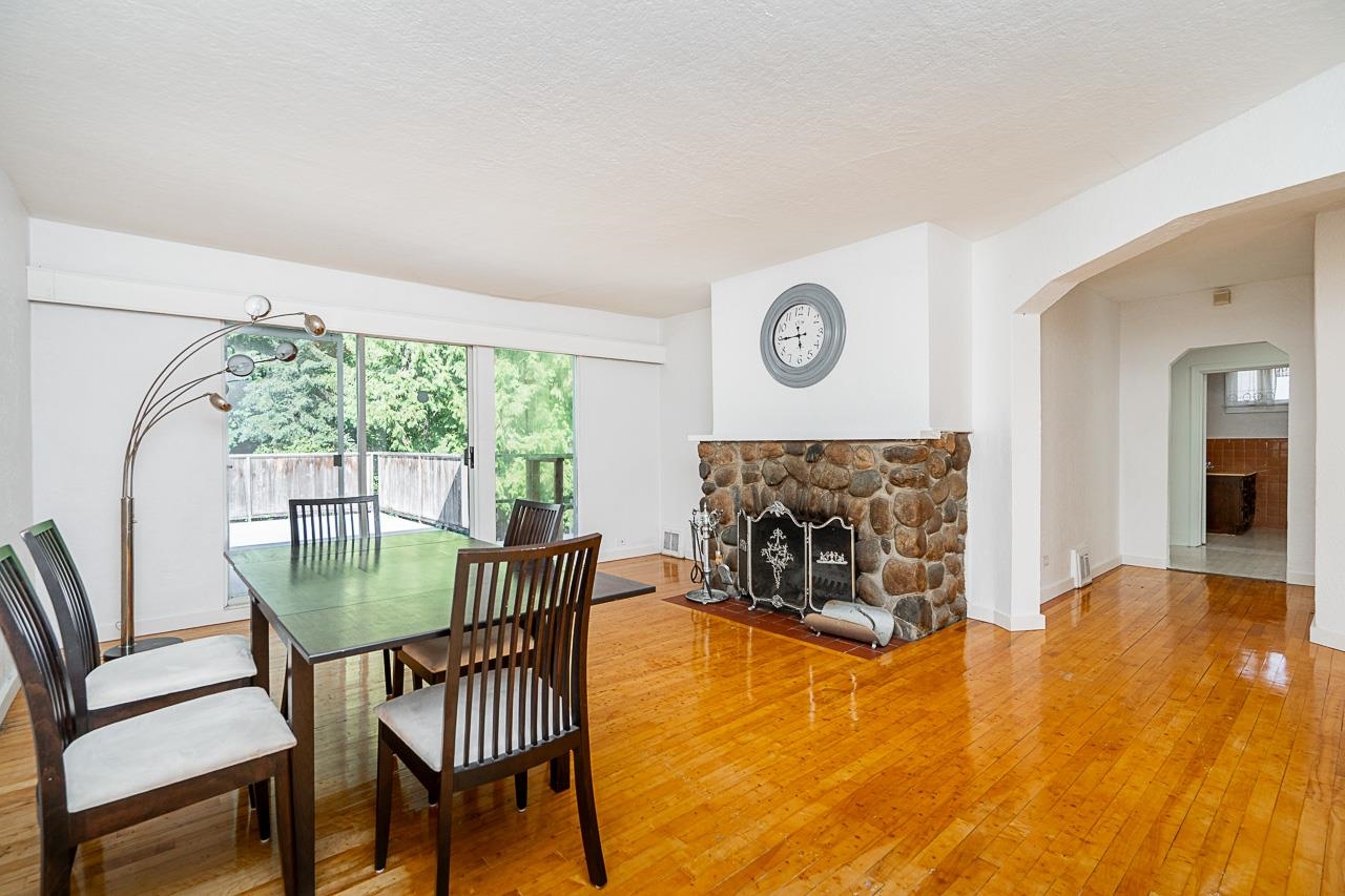 2212 Old Dollarton Road, North Vancouver, BC V7H 1A8