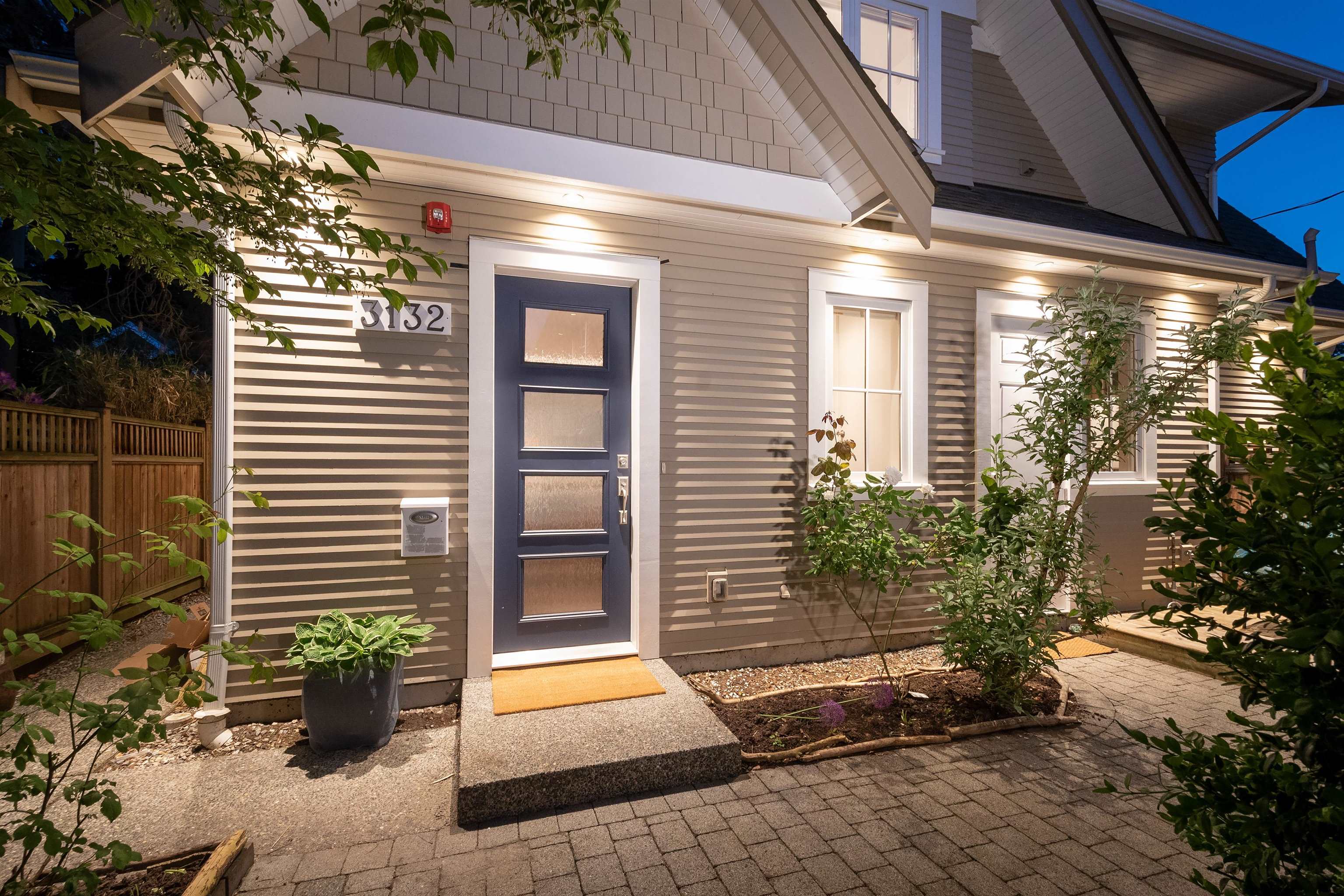 3132 West 7th Avenue, Vancouver, BC V6K 2A1
