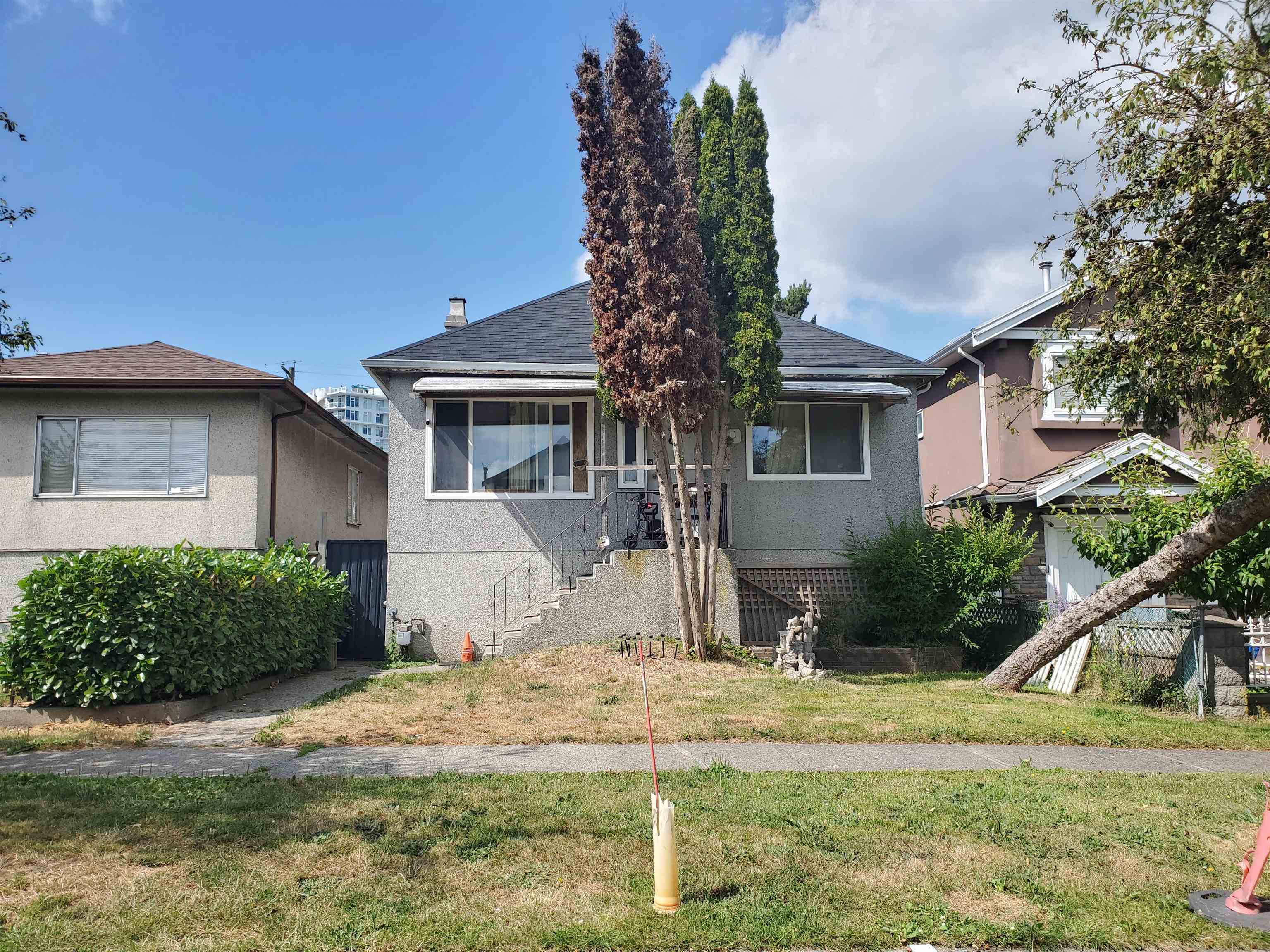 2211 Mannering Avenue, Vancouver, BC V5N 3C5