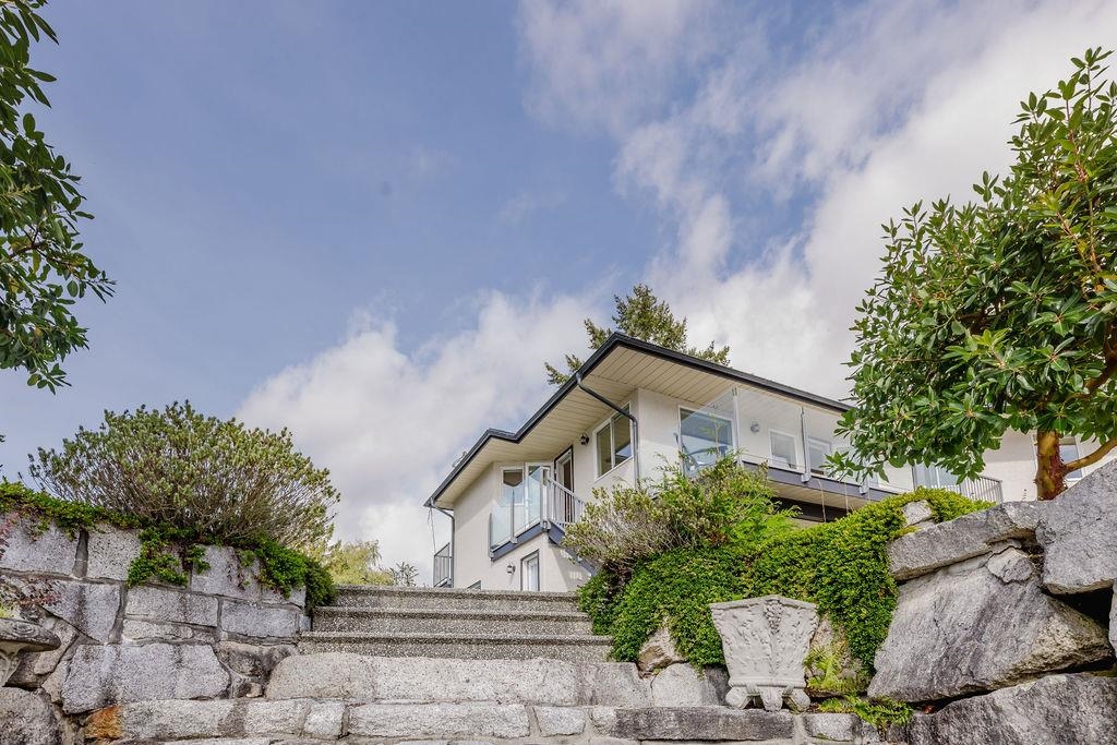 5620 Mintie Rd, Halfmoon Bay, BC V7Z 1E8