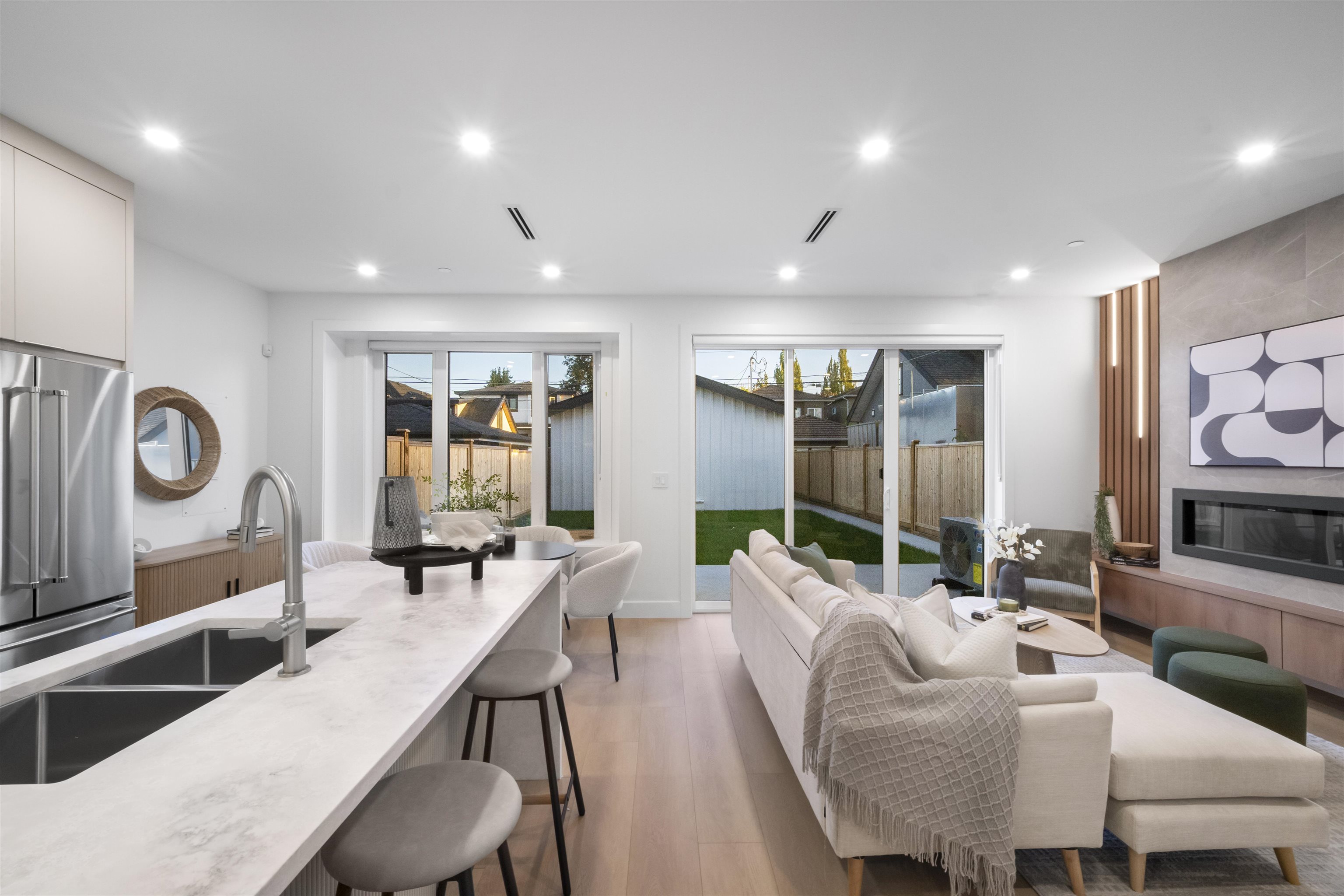 2386 East 45th Avenue #2, Vancouver, BC V5R 1K3