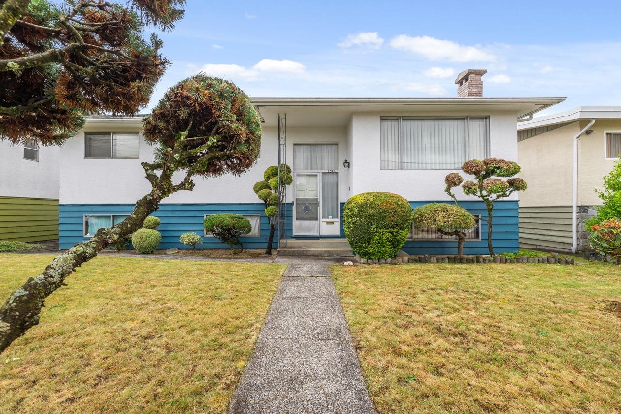 6595 Saint Charles Place, Burnaby, BC V5H 3W1