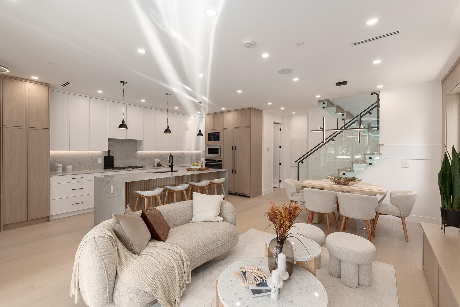 475 West 20th Avenue #1, Vancouver, BC V5Y 2C7