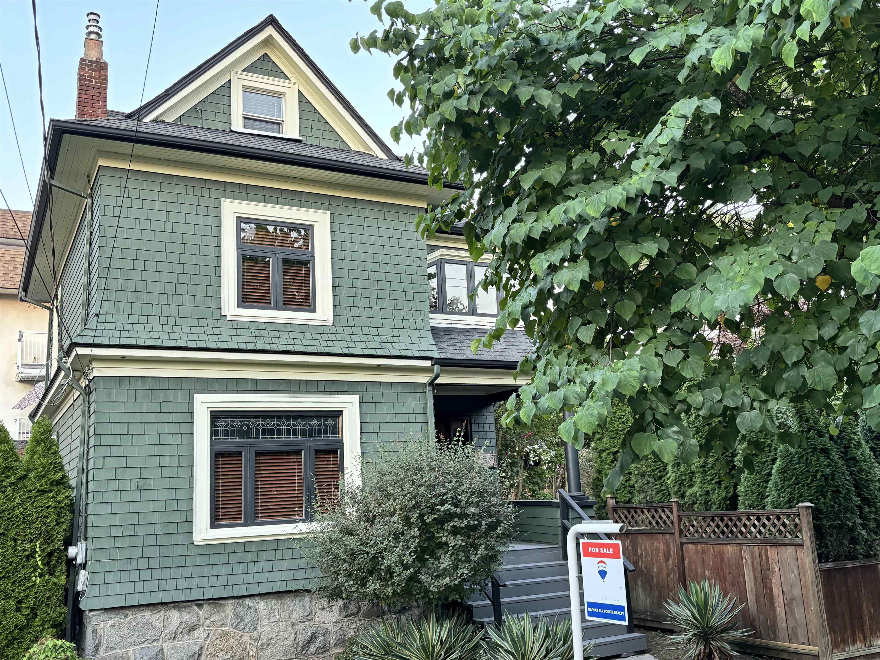 403 Ninth Street, New Westminster, BC V3M 3V9