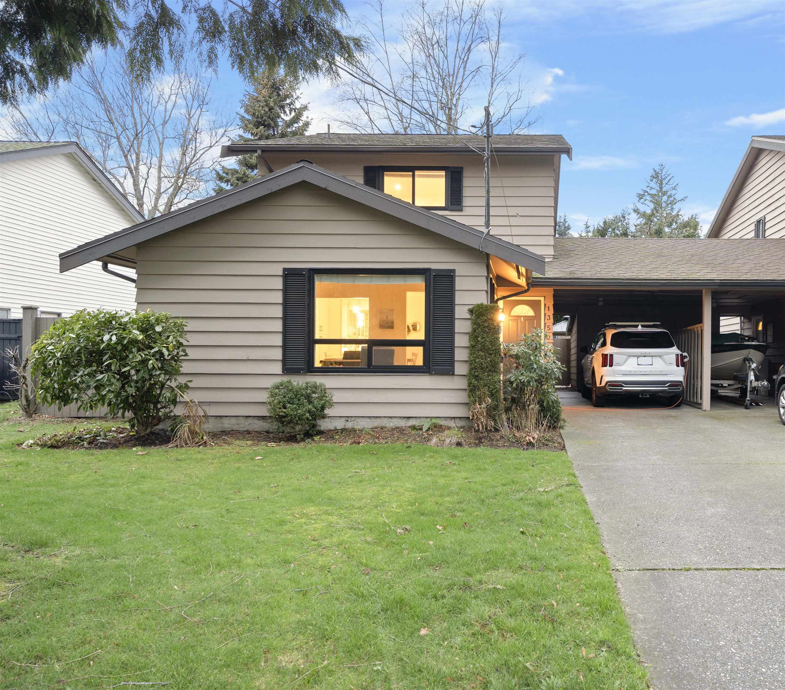 15 Avenue, Surrey, BC V4A 5H4