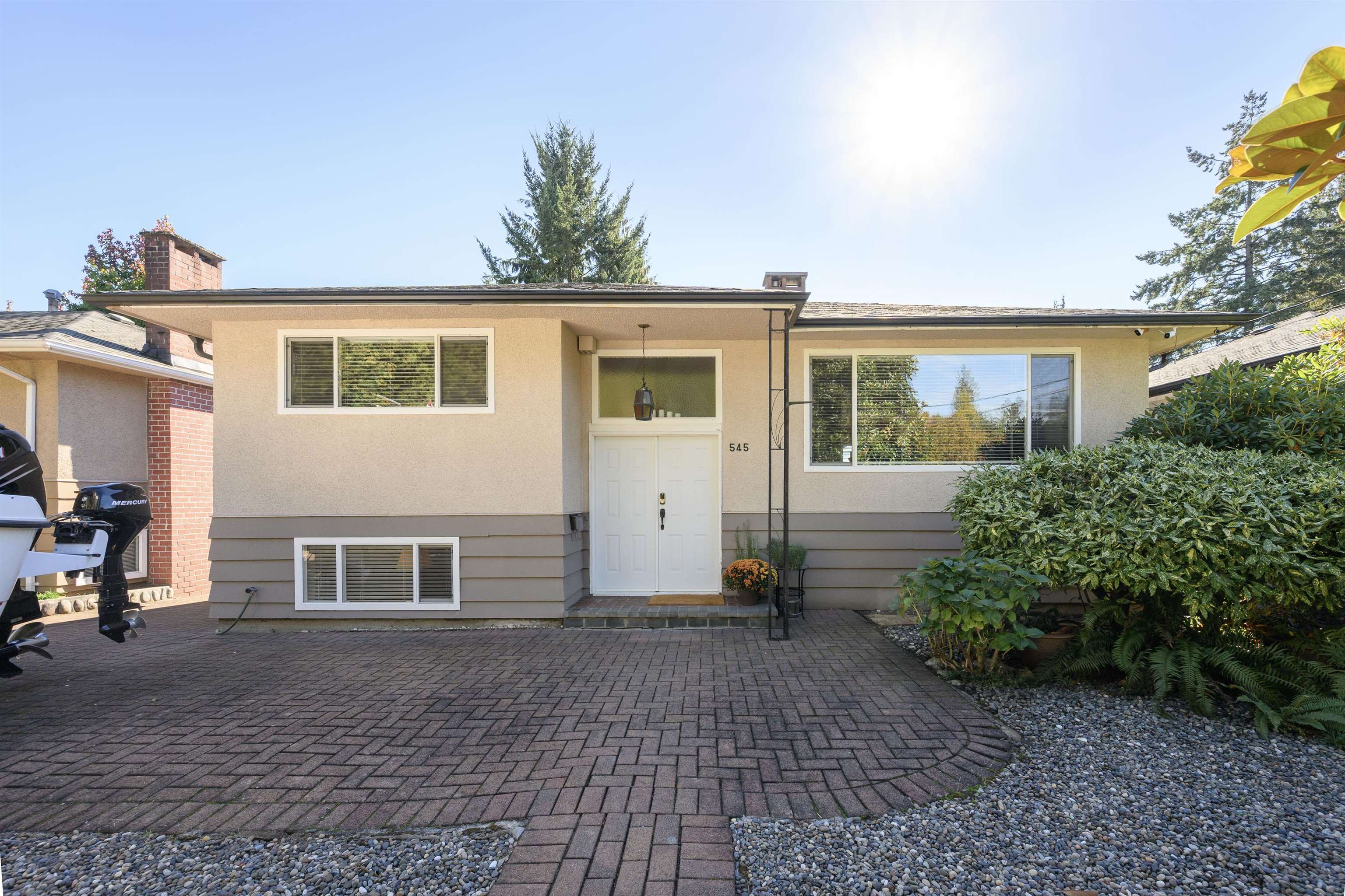 545 22nd Street West, North Vancouver, BC V7M 2A6