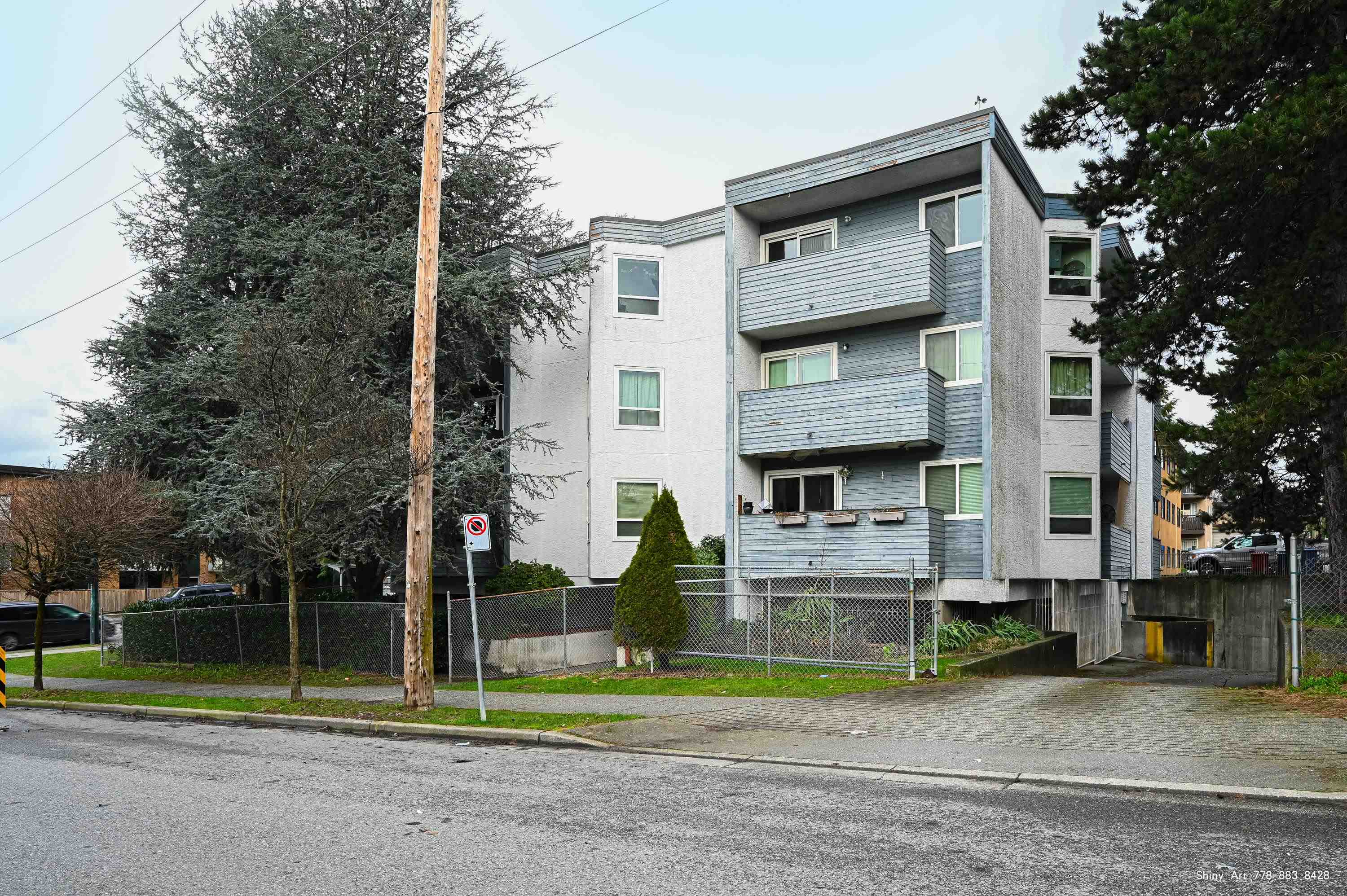 16 Lakewood Drive #406, Vancouver, BC V5L 4L1
