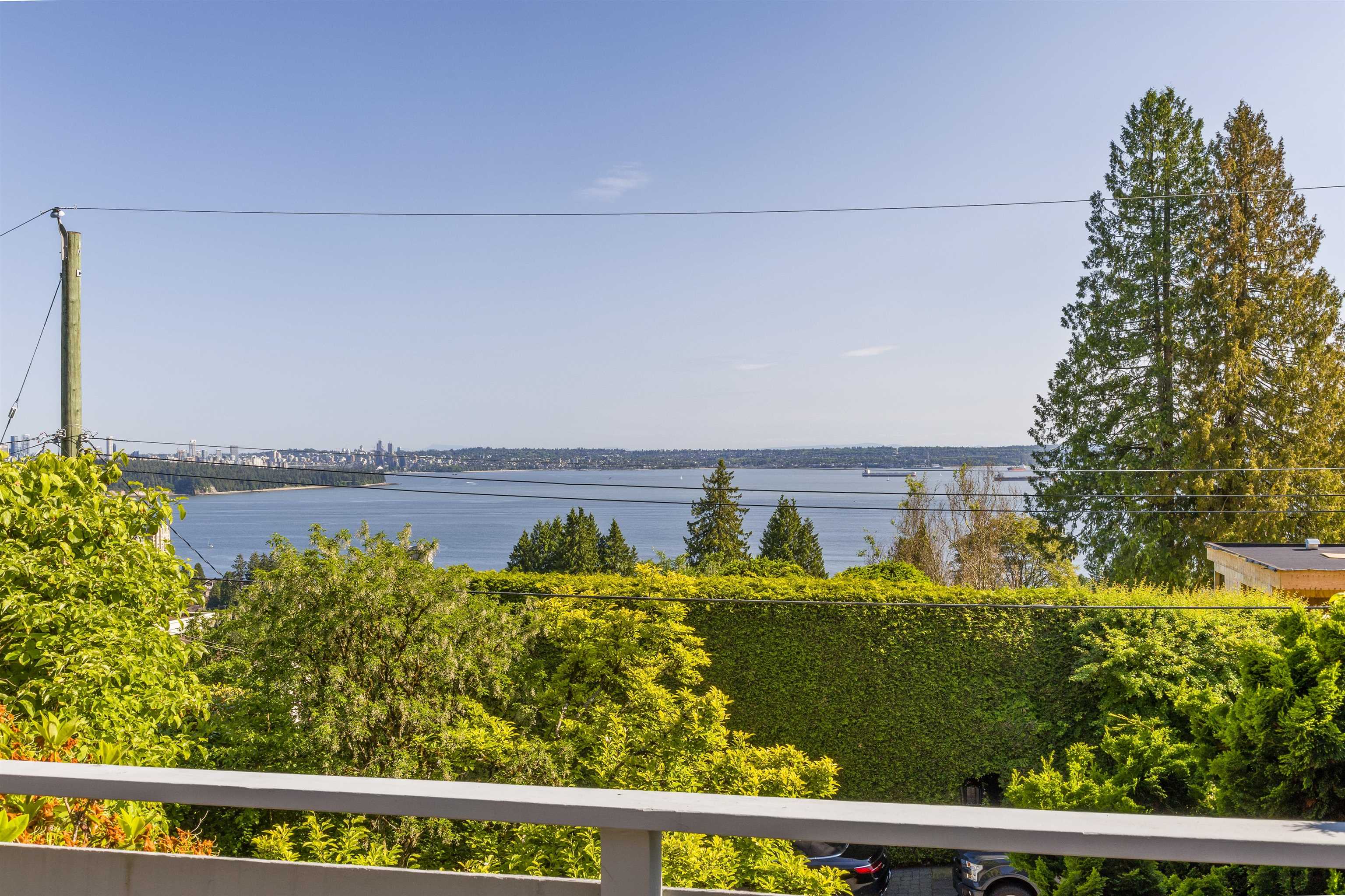 2575 Queens Avenue, West Vancouver, BC V7V 2Y9