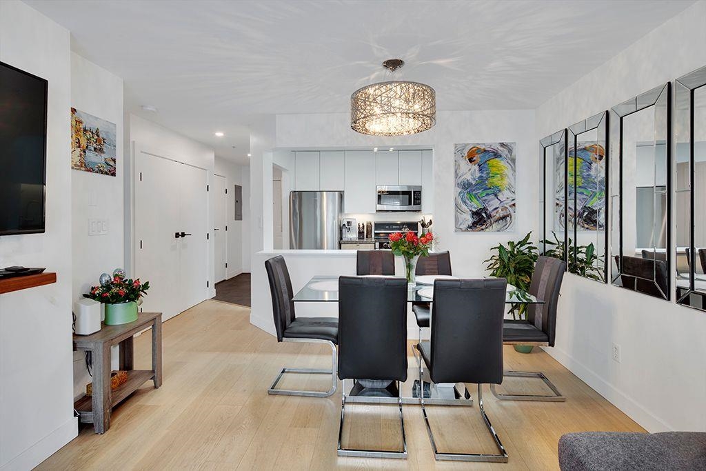 108 Esplanade West #411, North Vancouver, BC V7M 3M8