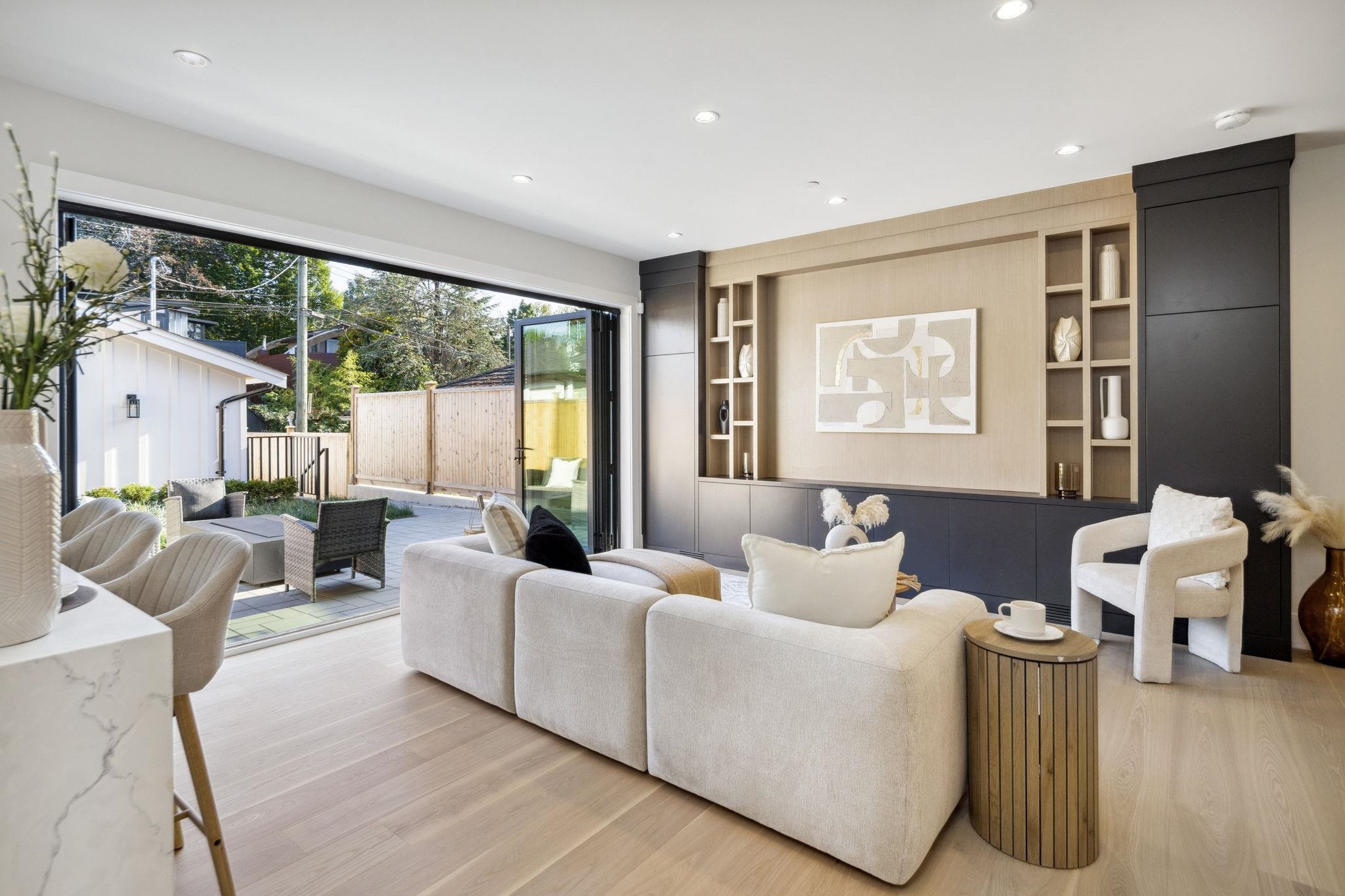 2244 East 11th Avenue #2, Vancouver, BC V5N 1Z6