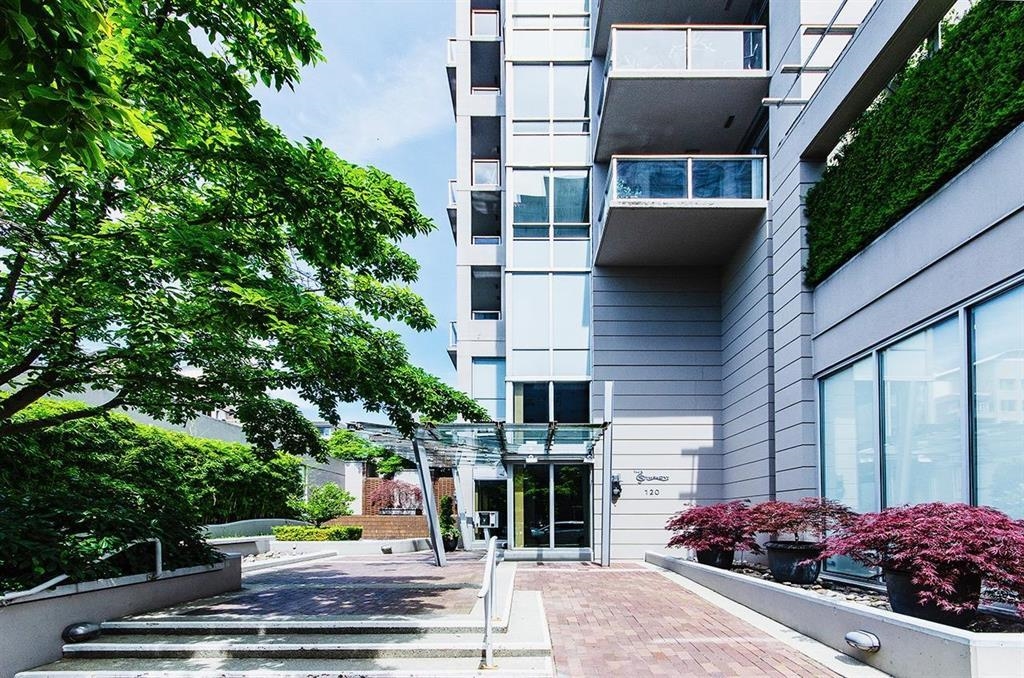 120 16th Street West #301, North Vancouver, BC V7M 3N6