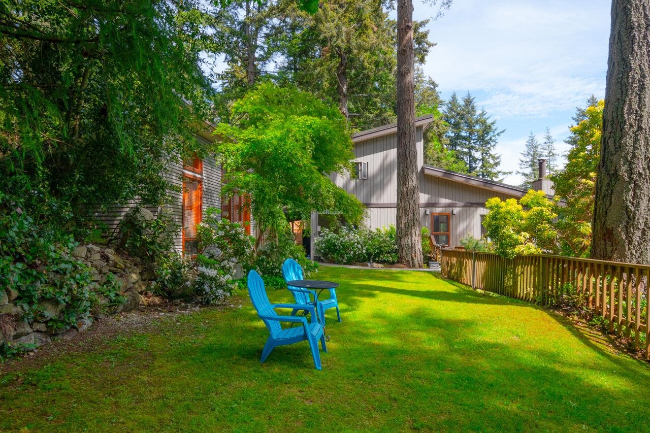896 Taylor Road, Bowen Island, BC V0N 1G1