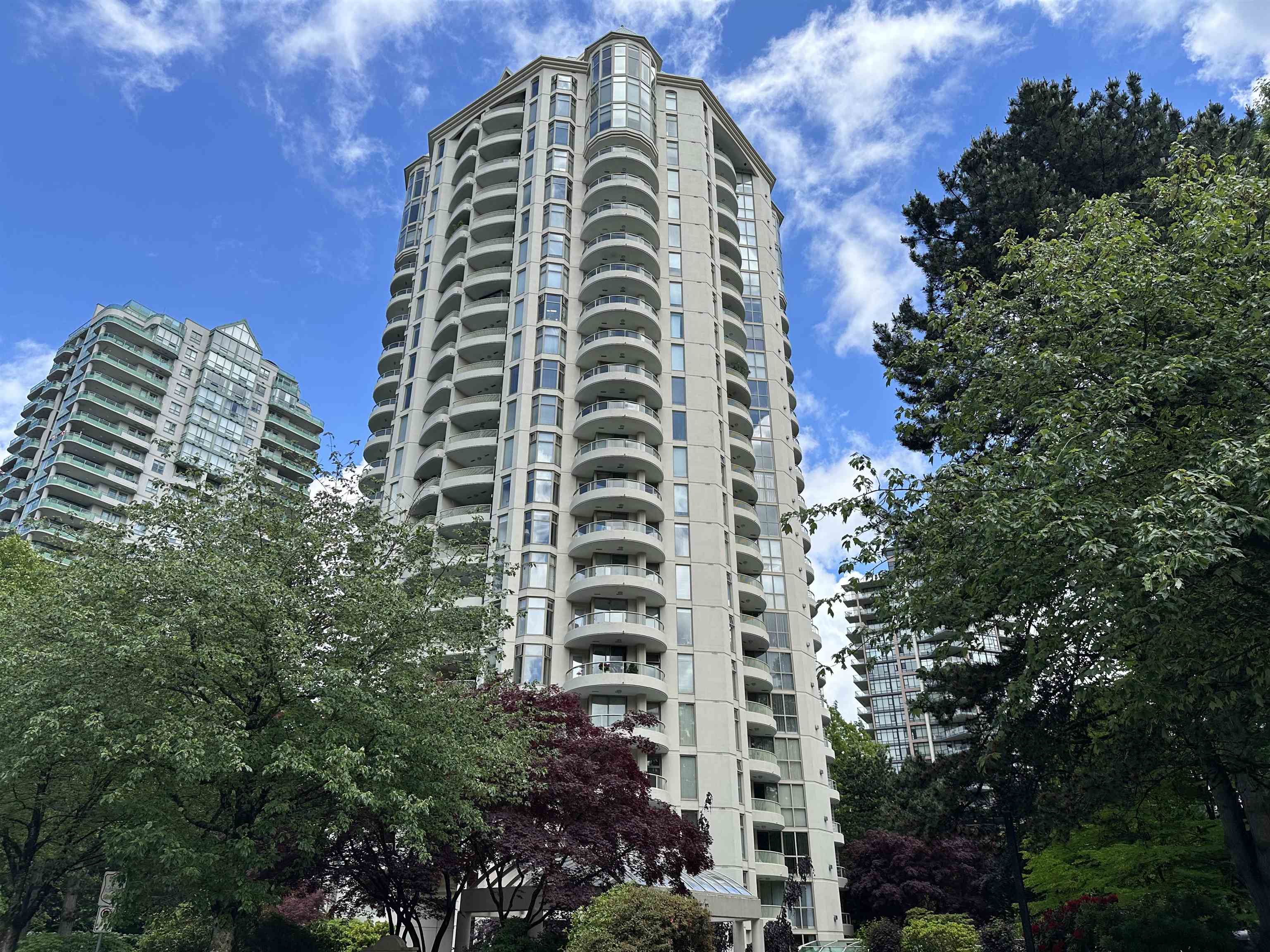 6188 Patterson Avenue #201, Burnaby, BC V5H 2N1