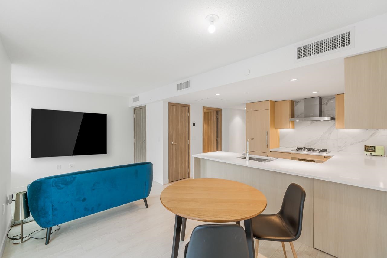 8555 Capstan Wy #909, Richmond, BC V6X 0W1